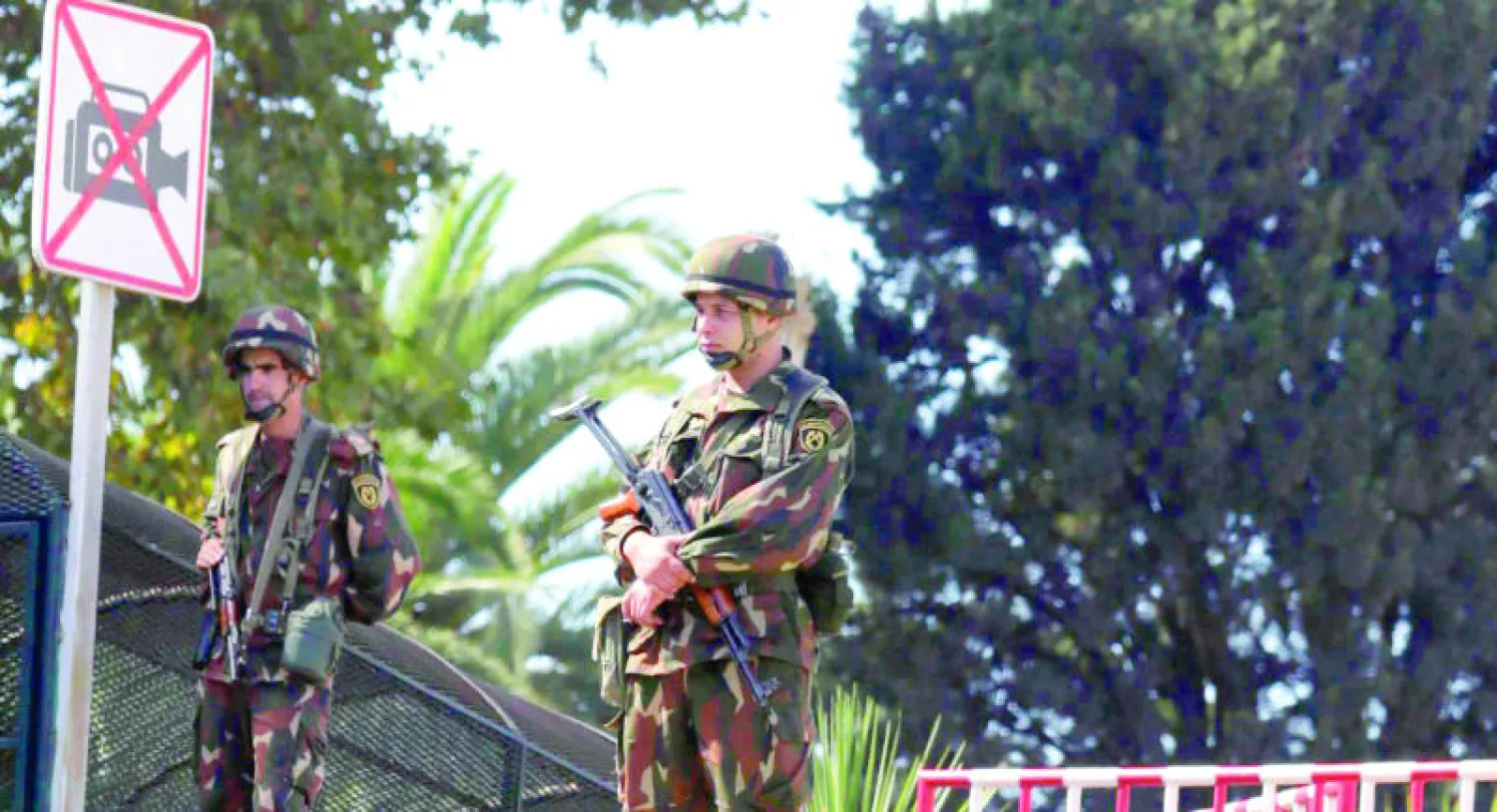 عنصران من الحرس الجمهوري الجزائري أمام القصر الرئاسي في العاصمة الجزائر أمس (رويترز)