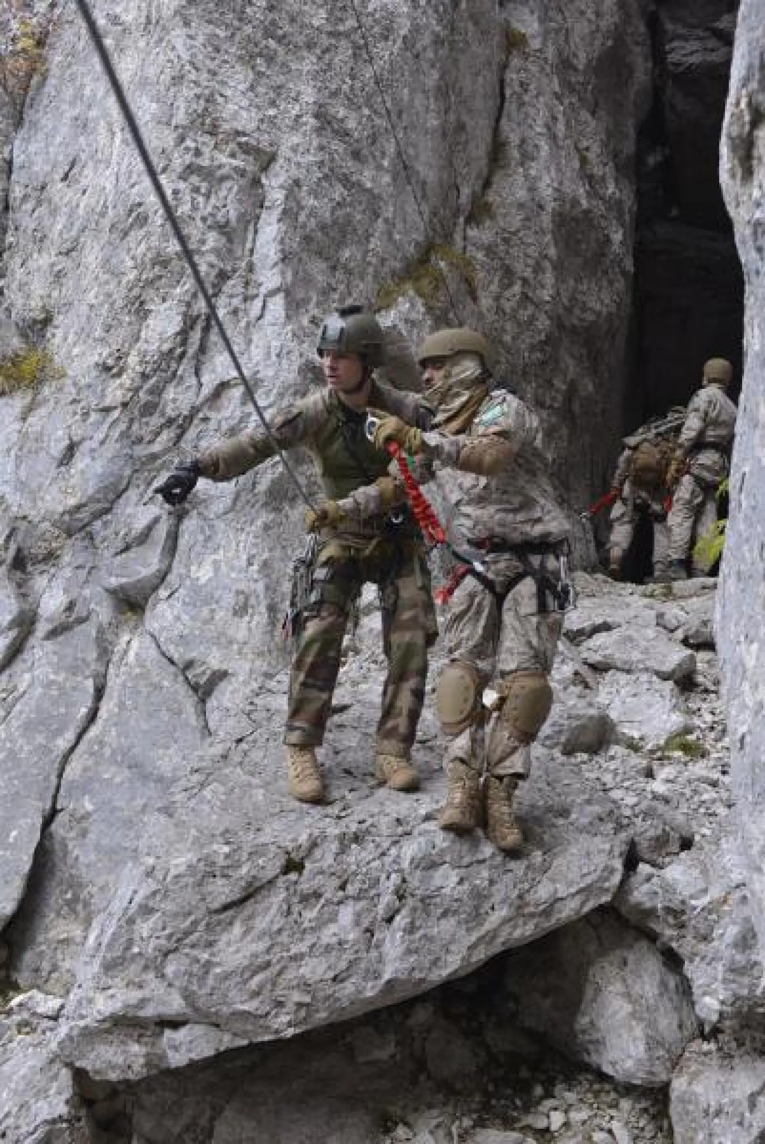 الكوماندوز السعودية والفرنسية تواصل تدريباتها بجبال الألب الفرنسية