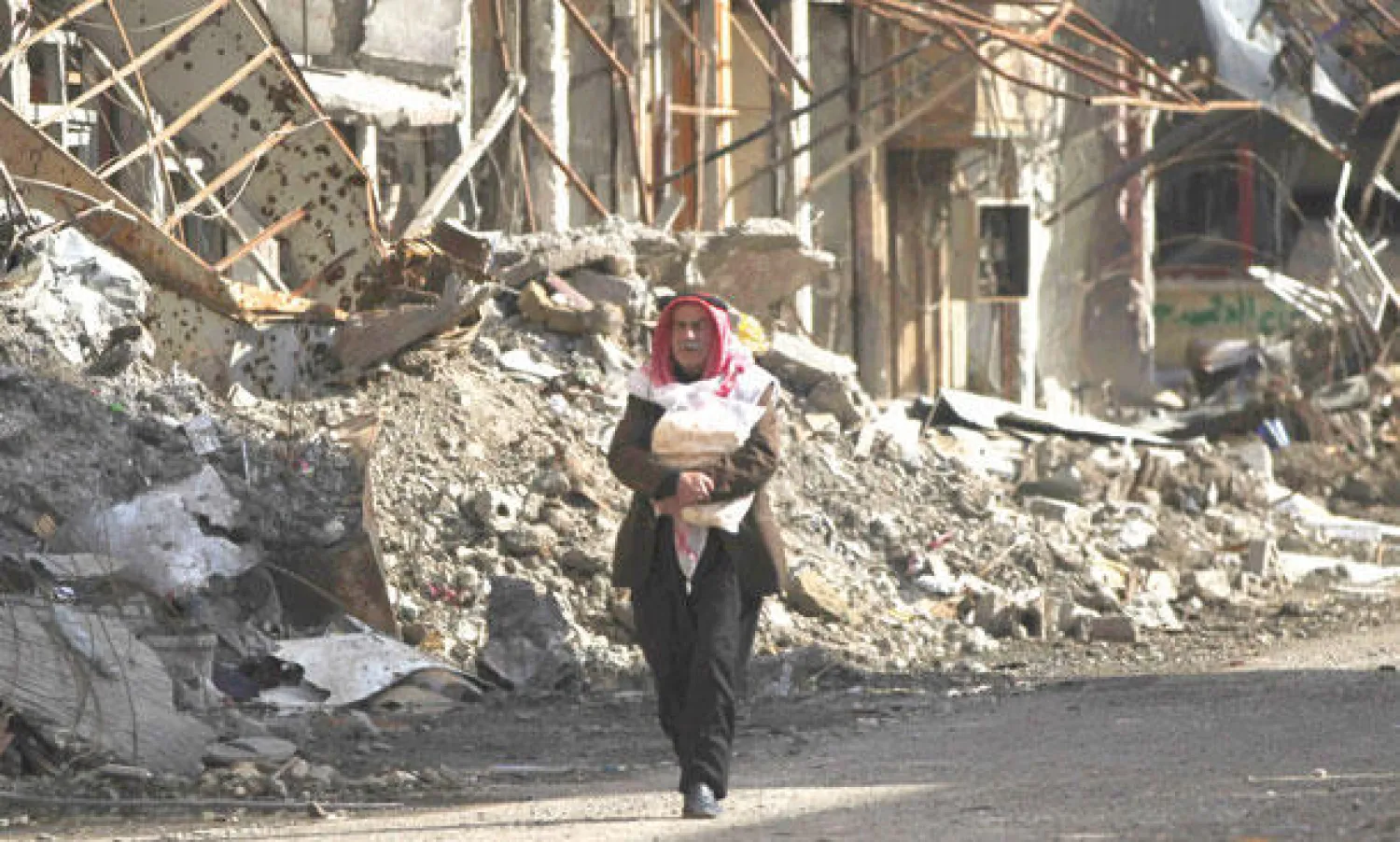 طيران النظام يقتل 15 مدنيا  في دوما ويقصف «داعش» في دير الزور