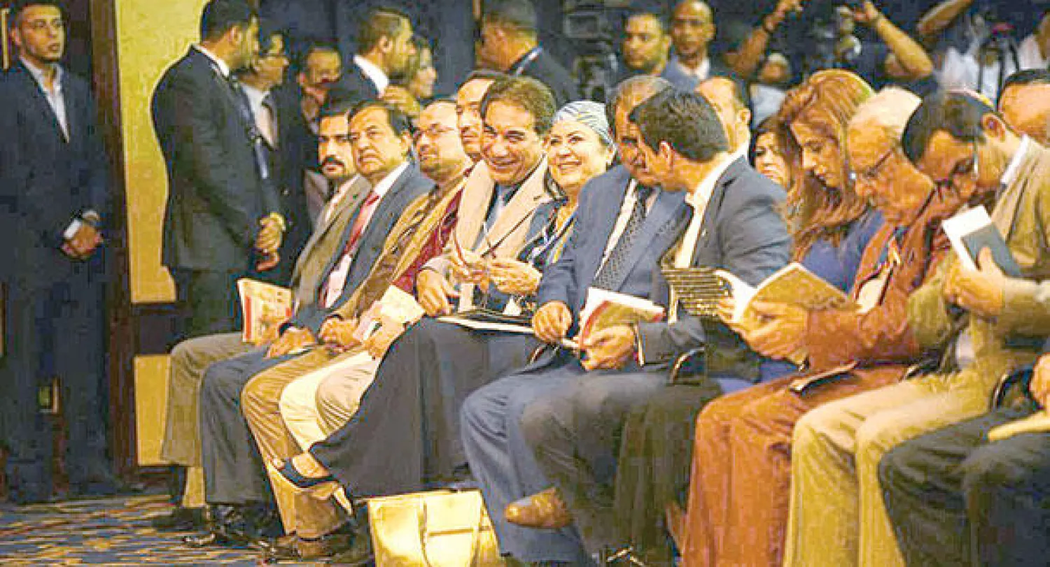 الفنانة المسرحية ليلى محمد (وسط) وإلى جانبها المخرج المسرحي يوسف رشيد في حفل افتتاح المهرجان («الشرق الأوسط»)