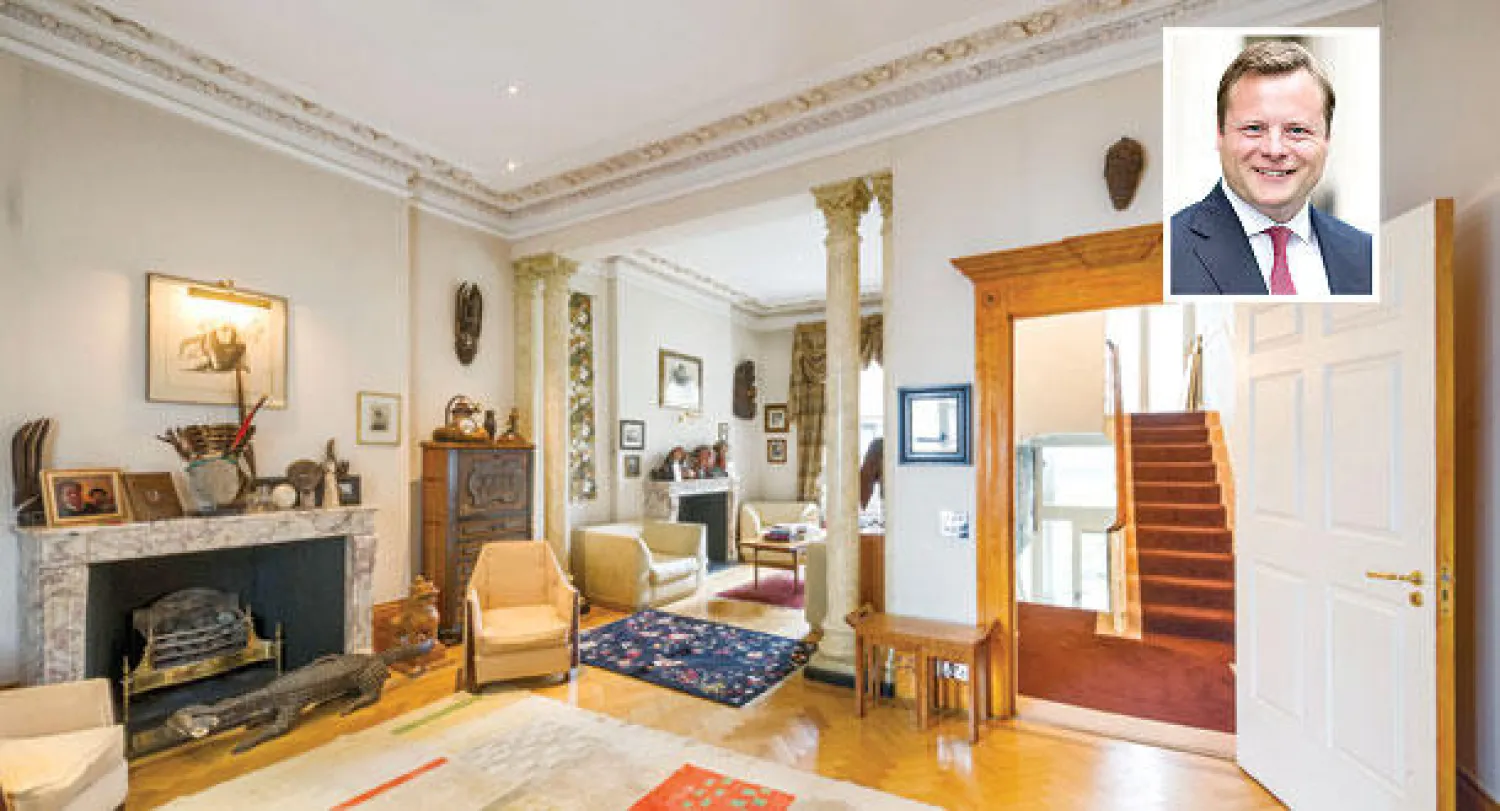 أحد العقارات المعروضة للبيع حاليا في «أوفنينغتون سكوير» في نايتسبريدج .. وفي الاطار أليكس نيوال