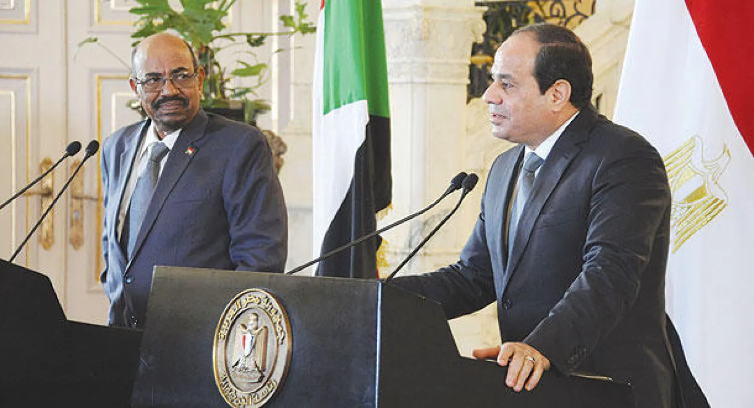 الرئيسان المصري السيسي والسوداني البشير خلال مؤتمرهما الصحافي بالعاصمة المصرية القاهرة أمس (رويترز)