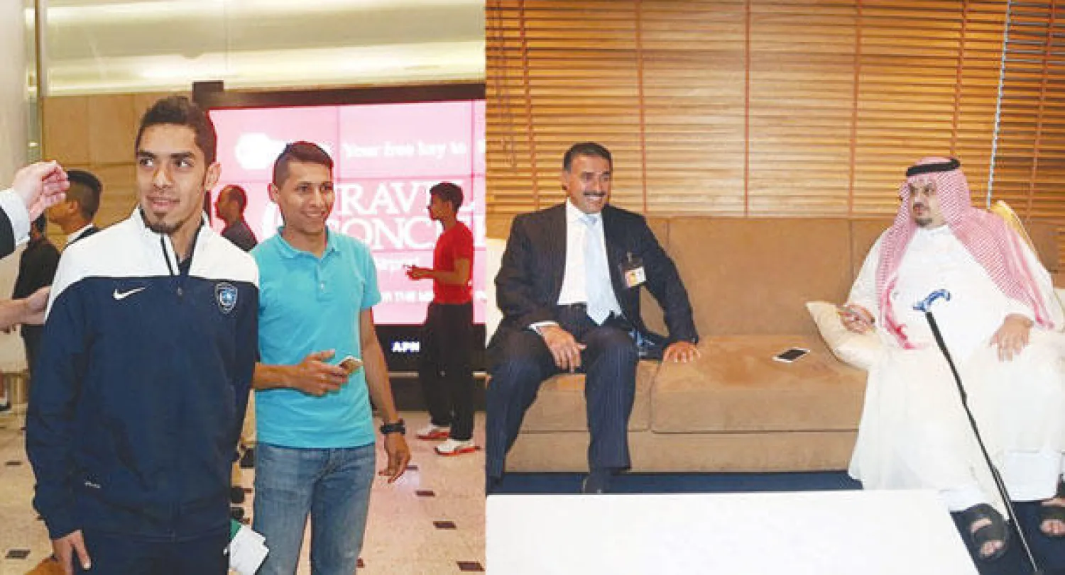 الأمير عبد الرحمن بن مساعد وإلى جانبه نبيل آل صالح سفير السعودية لدى أستراليا  -  عبد العزيز الدوسري محاطا بالجماهير الهلالية لدى وصوله مطار سيدني