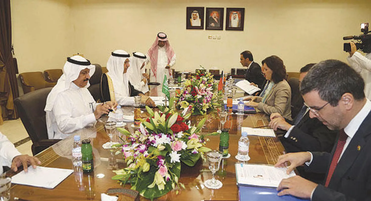 جانب من اجتماع وزير الزراعة السعودي الدكتور فهد بالغنيم أمس مع نظيرته البرتغالية والوفد المرافق لها في مكتب وزارة الزراعة بجدة (تصوير: فهد الأحمري)