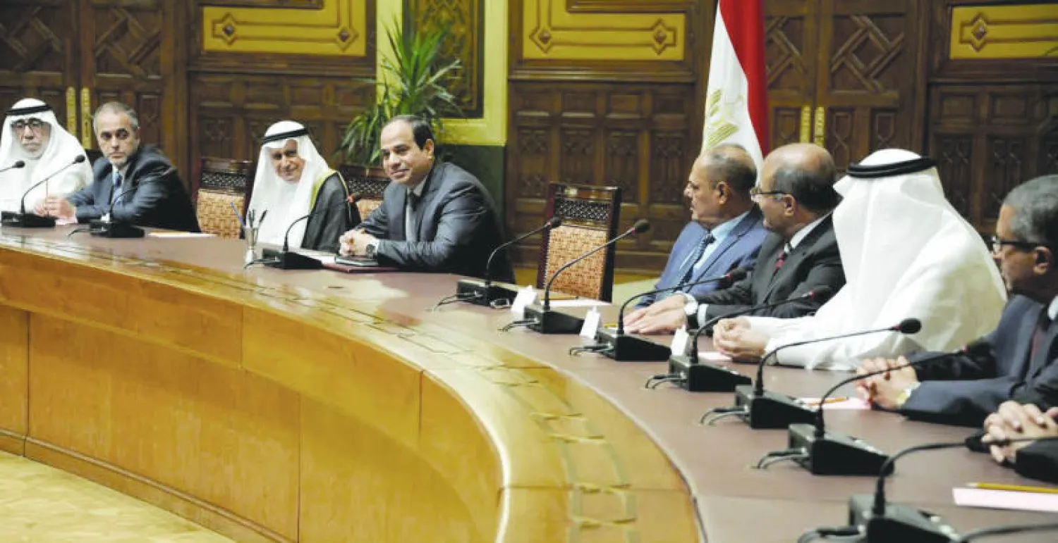 الرئيس المصري عبد الفتاح السيسي خلال استقباله وفدا من اتحاد الصحافيين العرب في القصر الرئاسي أمس (الصورة من الرئاسة المصرية)