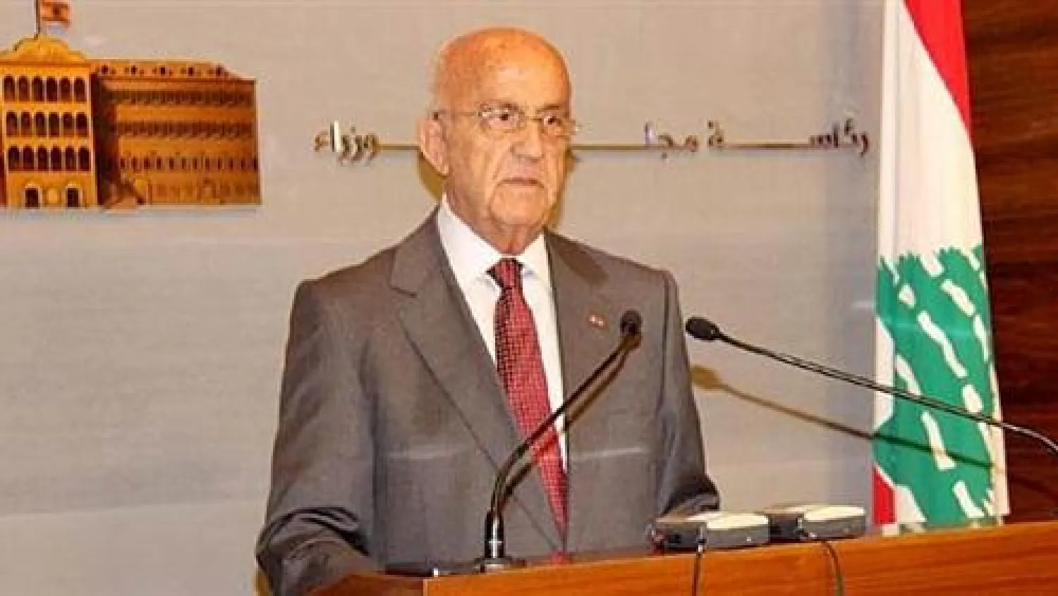 رئيس الوزراء وزير الدفاع اللبناني سمير مقبل