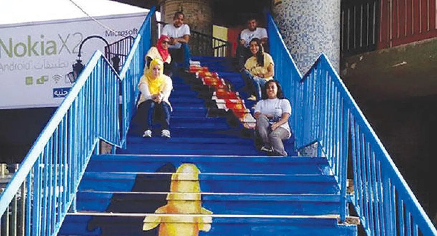 شباب وفتيات يلونون سلالم كباري القاهرة لإشاعة البهجة بين المصريين (موقع الحملة على الإنترنت)