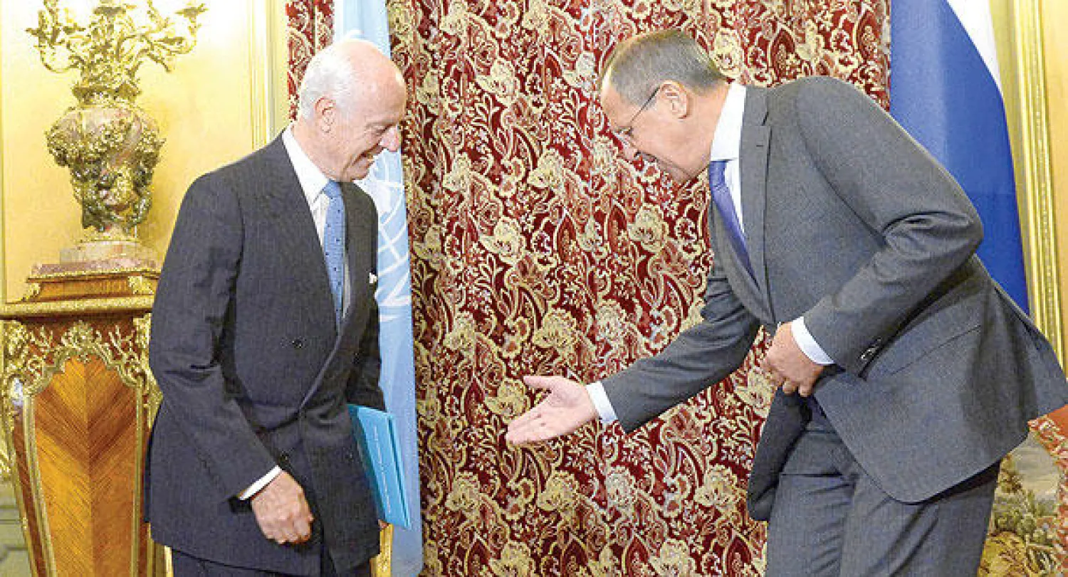 وزير الخارجية الروسي سيرغي لافروف يدعو المبعوث الدولي إلى سوريا ستيفان دي مستورا  للجلوس خلال لقائهما في موسكو أمس (أ.ف.ب)
