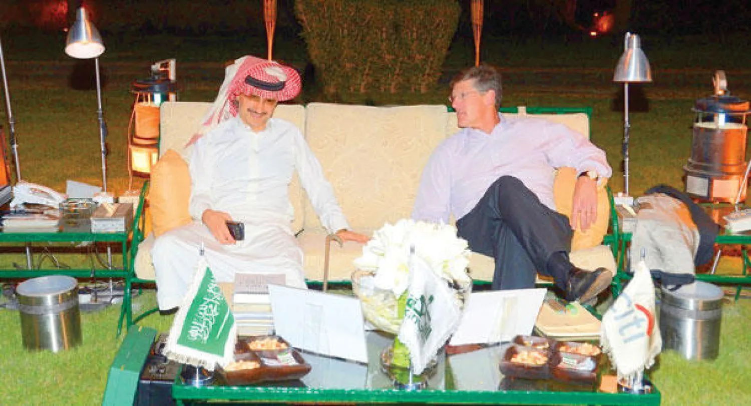 الأمير الوليد بن طلال خلال اجتماعه مع مايك كوربات أمس