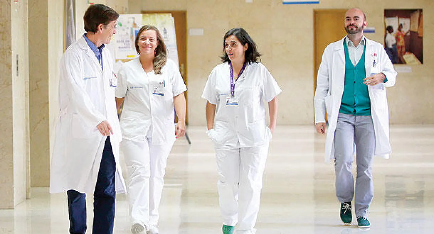 أطباء بمستشفى كارلوس الثالث في مدريد أثناء توجههم لمؤتمر صحافي أعلنوا فيه أمس تعافي الممرضة التي كانت أصيبت بإيبولا (رويترز)