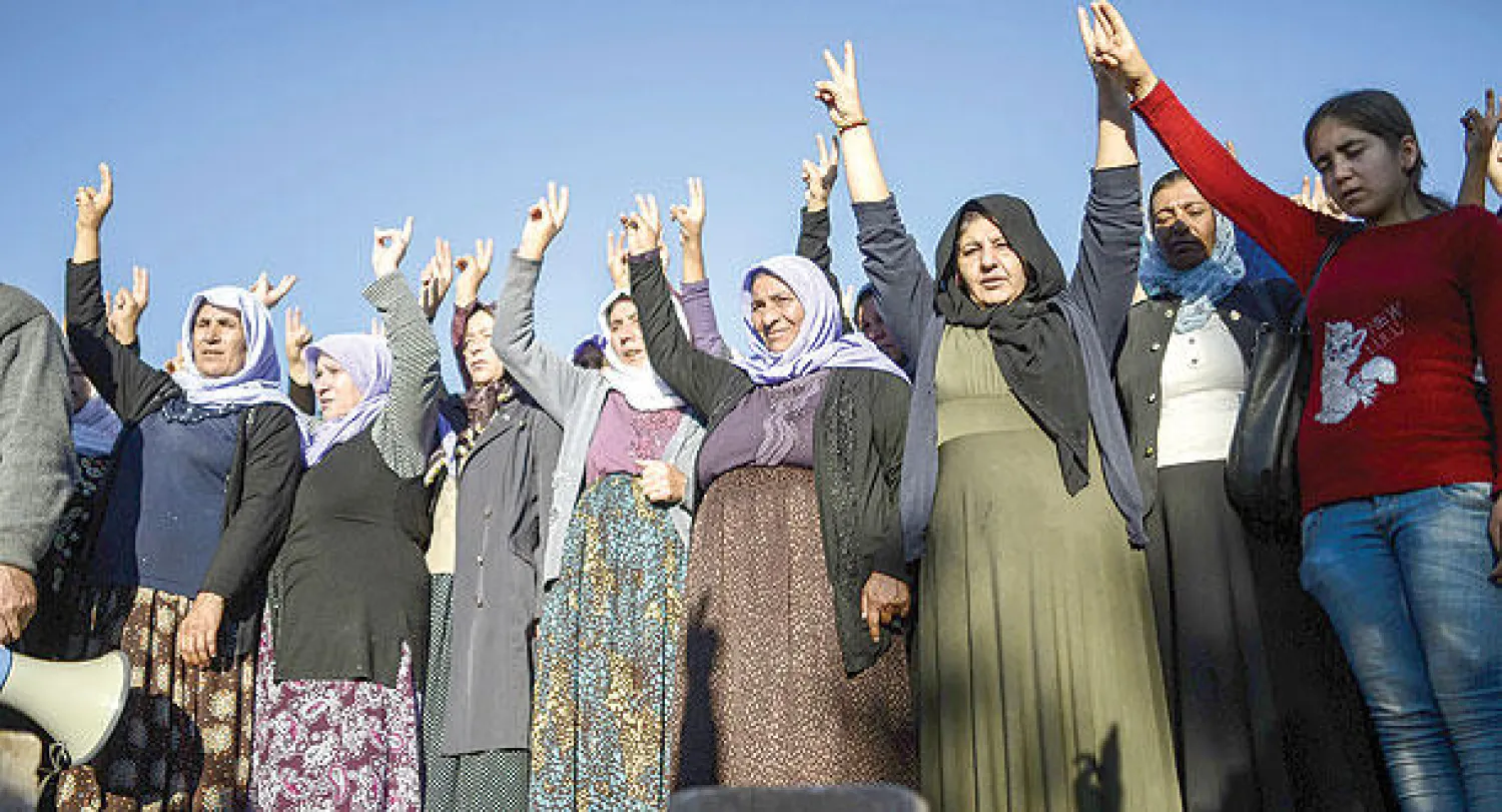 كرديات خلال تشييع مقاتلة لقيت حتفها أخيرا خلال المعارك مع تنظيم داعش في منطقة سوروج الكردية الحدودية مع سوريا (أ.ف.ب)