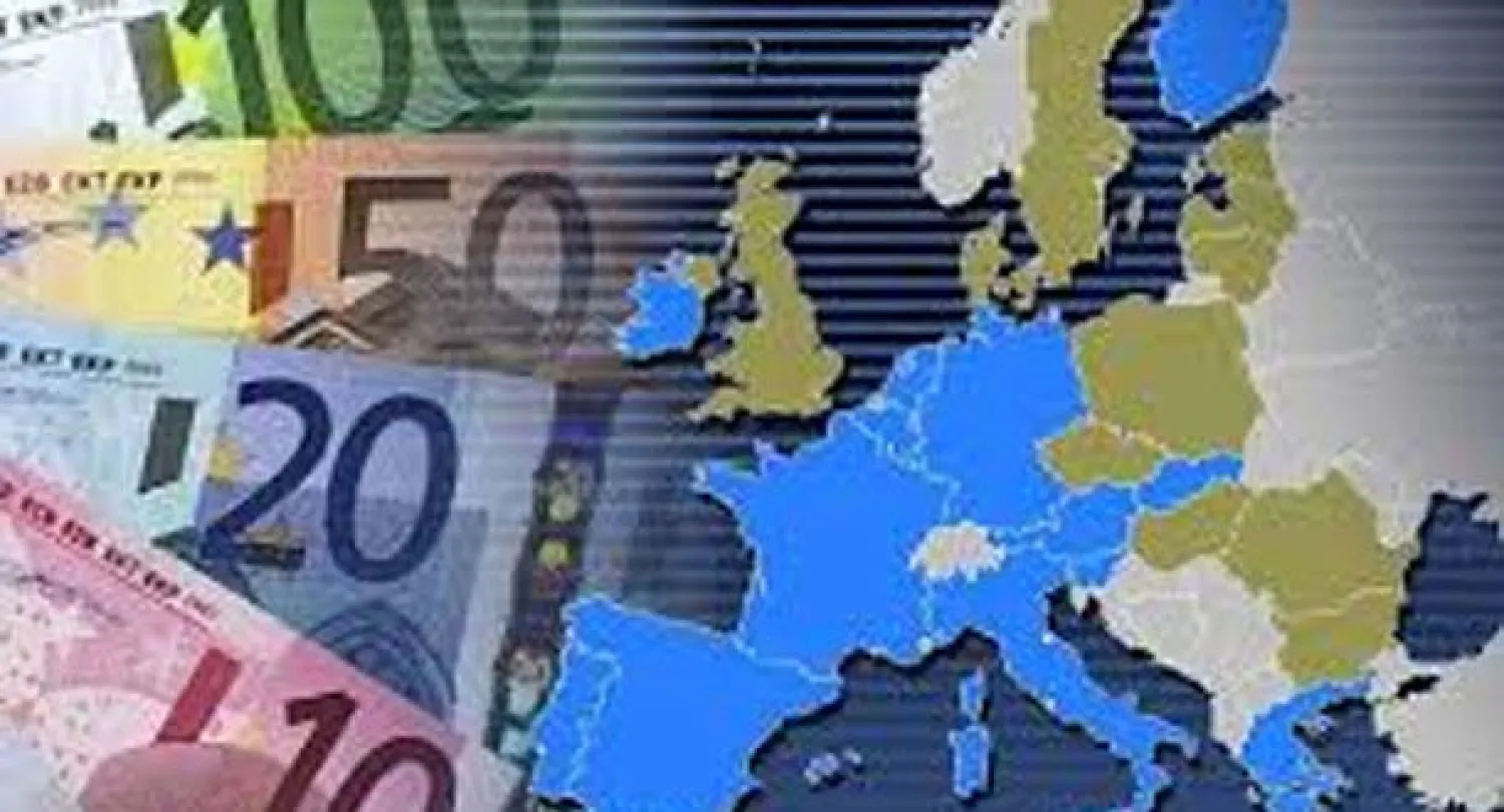 انخفاض العجز الحكومي مقارنة بإجمالي الناتج المحلي في كل من منطقة اليورو والاتحاد الأوروبي