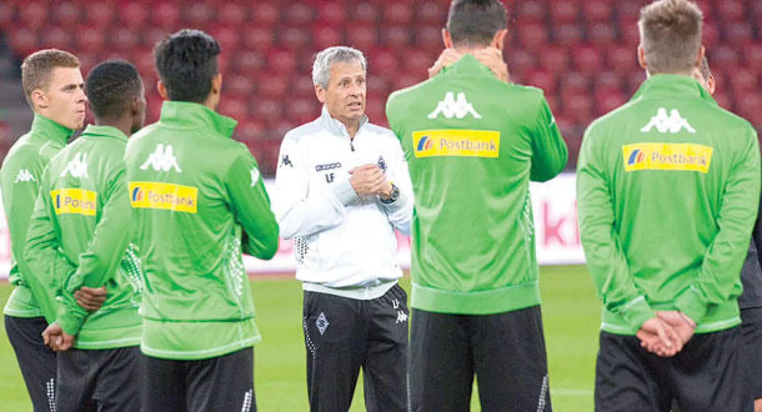 لوسيان فافر مدرب مونشنغلادباخ يرفض الاعتراف بأن فريقه  استعاد أمجاد الماضي (إ.ب.أ)