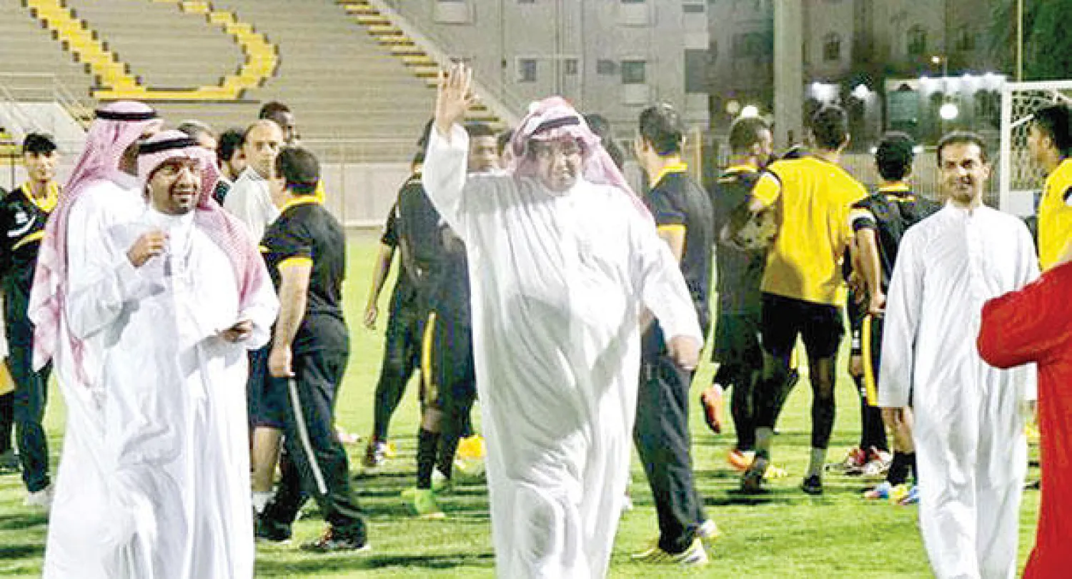 منصور البلوي يحيي اللاعبين والجماهير خلال زيارته للنادي أمس