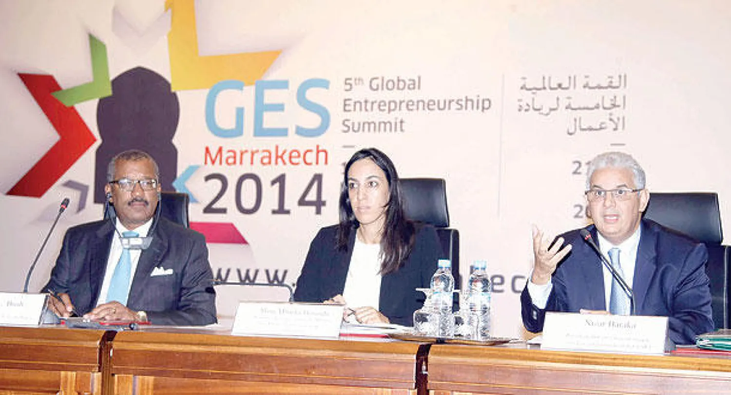 مباركة بوعيدة الوزيرة في الخارجية المغربية والسفير الاميركي بالرباط داويت بوش و نزار بركة رئيس المجلس الاقتصادي والاجتماعي والبيئي المغربي  خلال المؤتمر الصحافي الذي خصص لتقديم برنامج القمة العالمية لريادة الاعمال التي تحتضنها مراكش الشهر المقبل (تصوير:مصطفى حبيس)