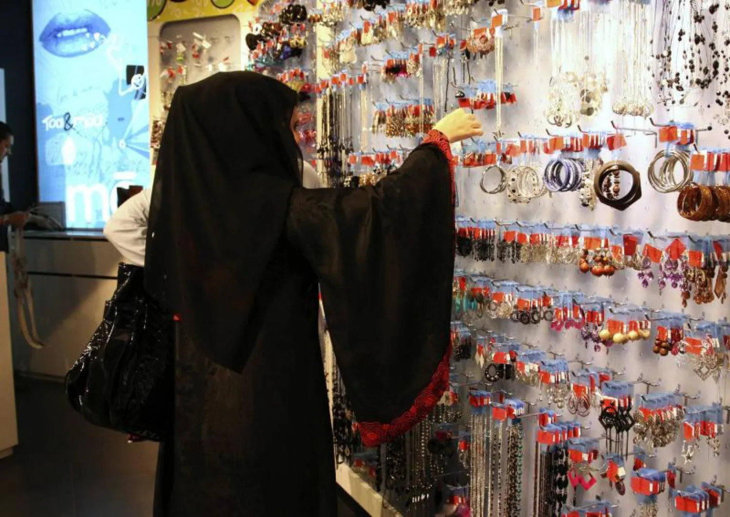 برنامج العمل من المنزل يستقطب 100 طالبة سعودية