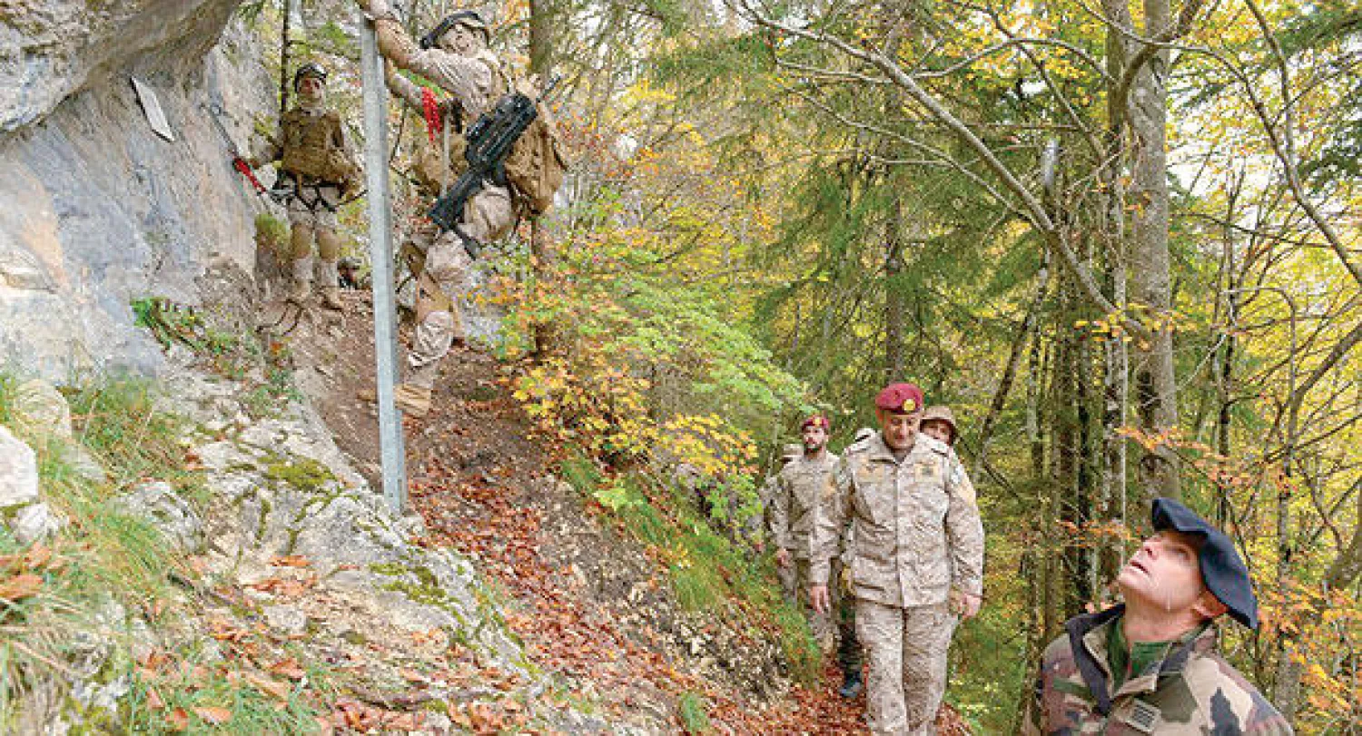 نائب قائد القوات البرية السعودية يشهد جانبا من التدريبات الجبلية للكوماندوز السعودي - الفرنسي المشارك في تمرين «شمرخ1» الذي تدور فعالياته على قمم جبال الألب (واس)