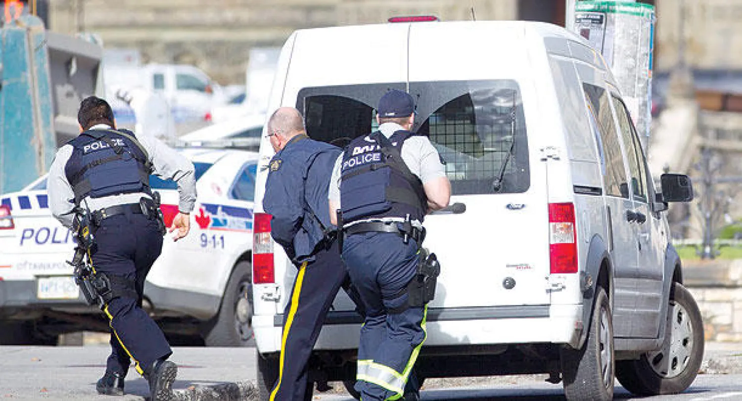 الشرطة أثناء محاولتها تأمين منطقة قريبة من البرلمان بعد وقوع إطلاق النار في أوتاوا أمس (إ.ب.أ)