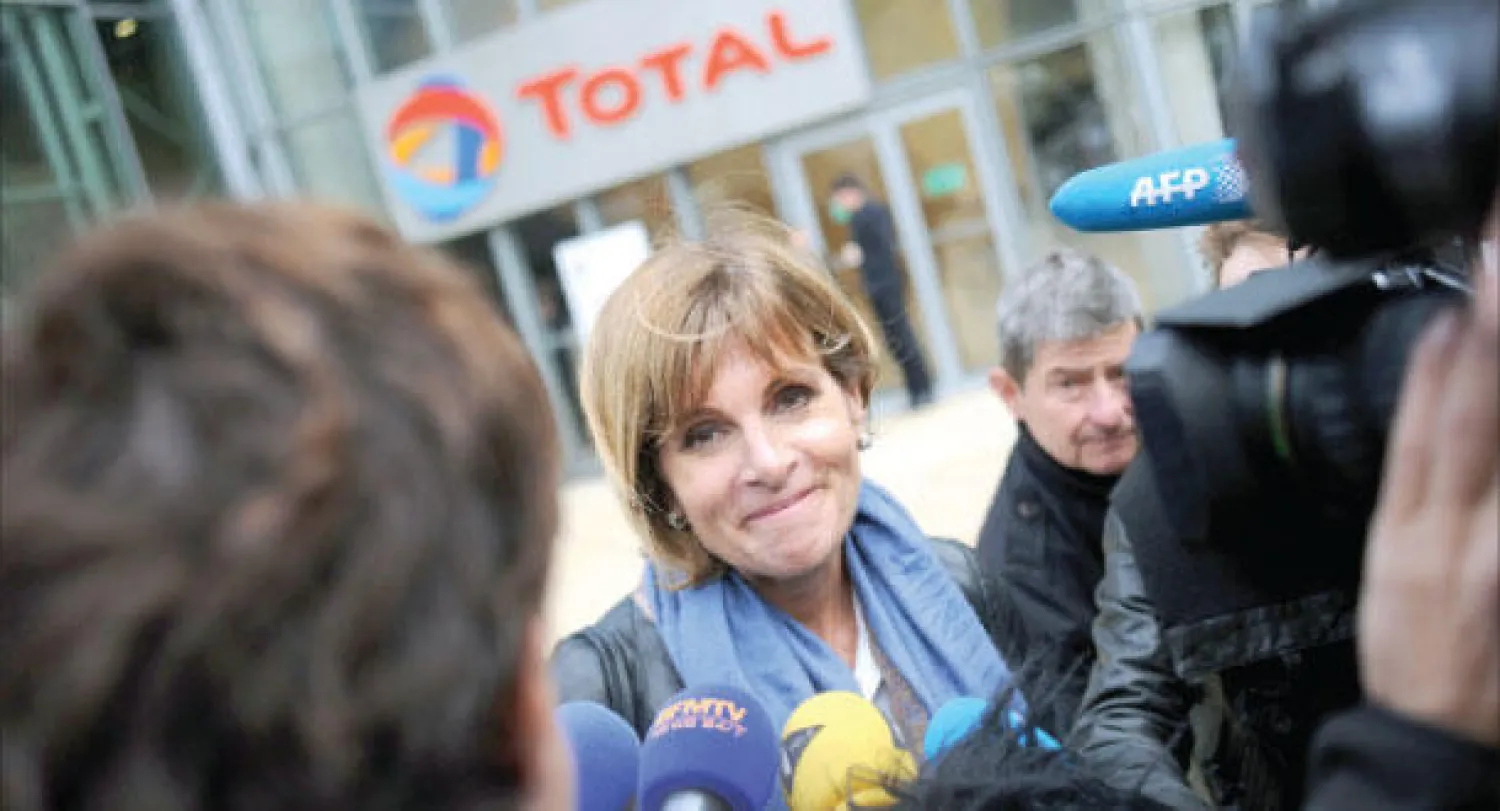 عضو مجلس إدارة «توتال» أن لوفرجيون تتحدث مع الإعلام خارج مقر الشركة في باريس أمس (أ.ف.ب)