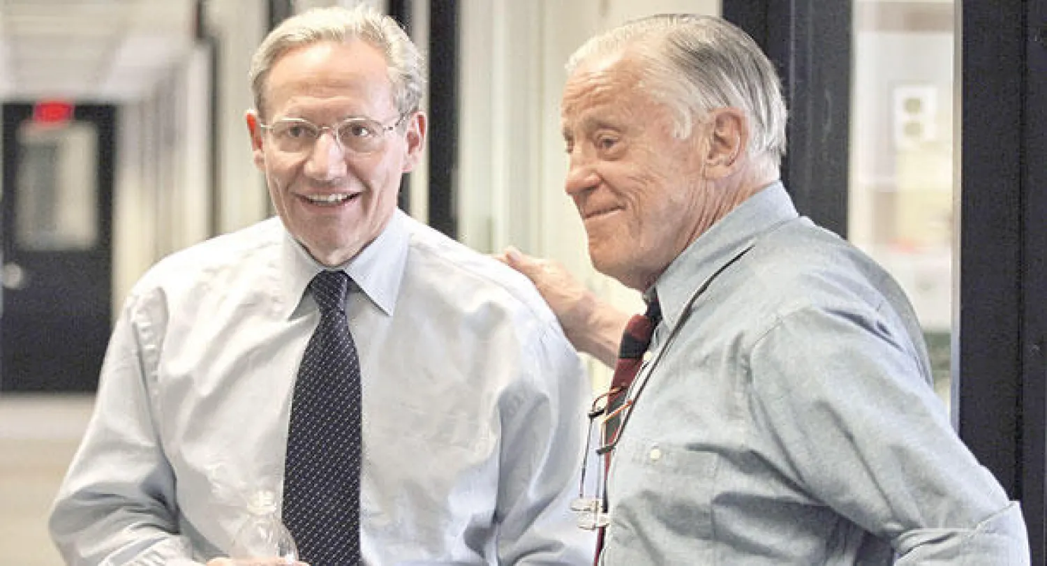 بوب وودورد الصحافي الذي كشف مع زميله كارل بيرنشتاين فضيحة «ووترغيت» مع رئيسه السابق بن برادلي (أ.ب)