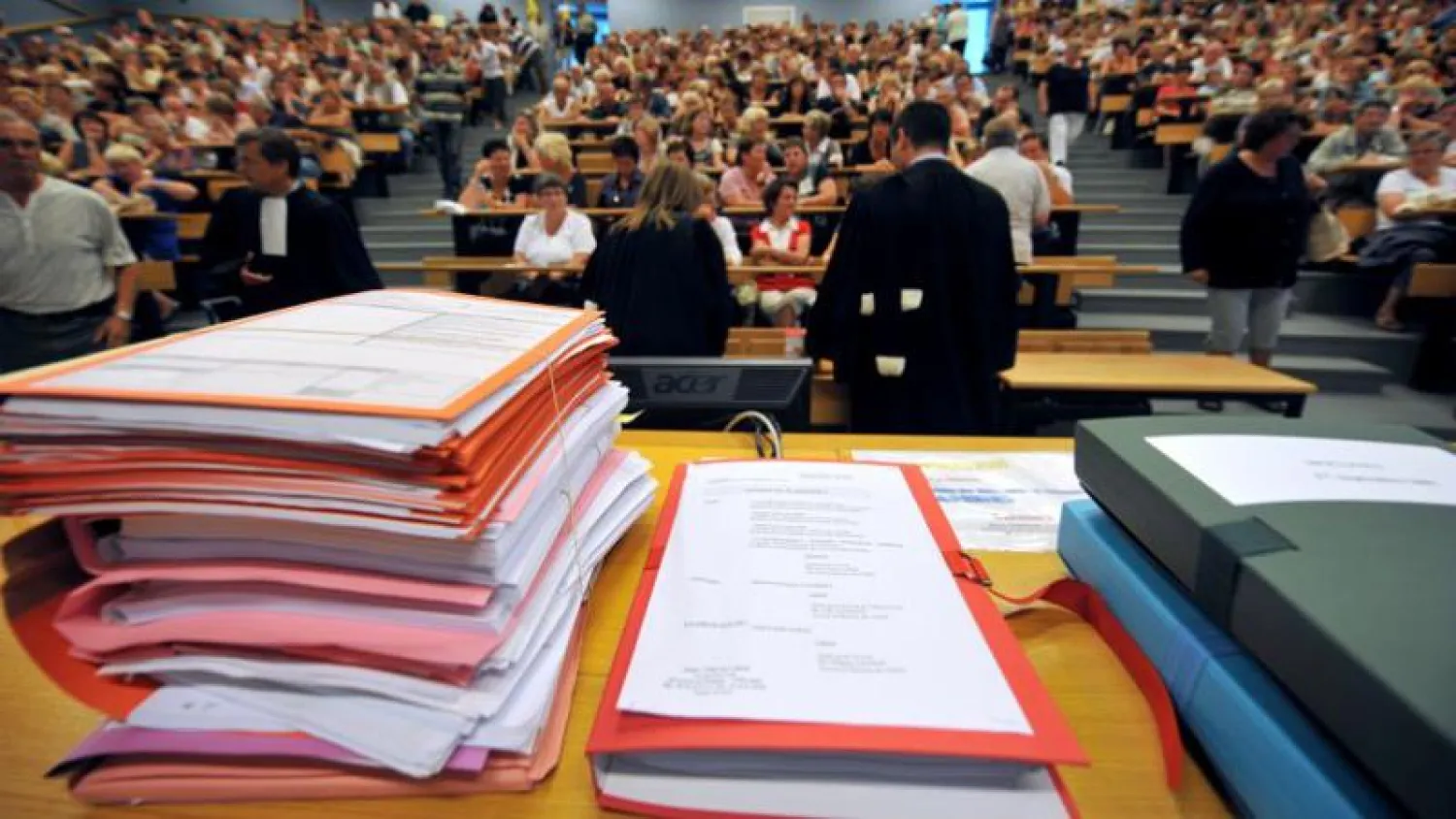 السجن لطالب فرنسي استخدم سماعات أذن للغش