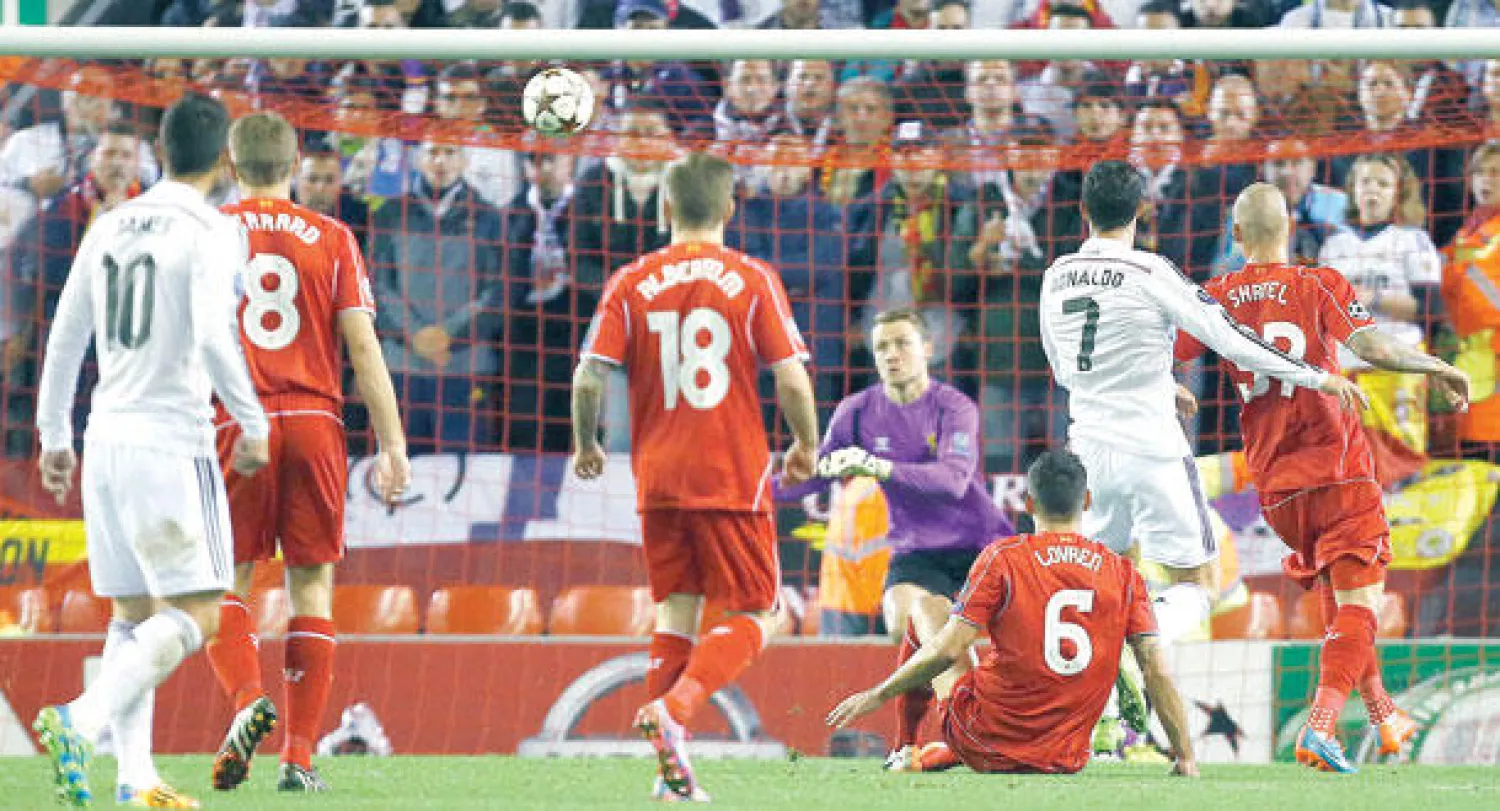 رونالدو نجم الريال (رقم 7) يراقب تسديدته وهي في طريقها لشباك ليفربول (أ.ب)