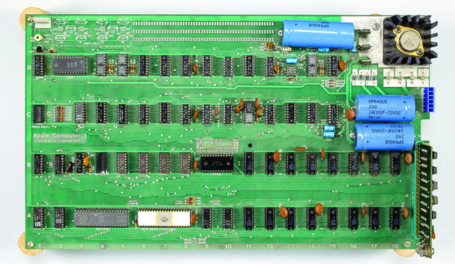 جهاز «أبل 1» أول جهاز صنعته شركة أبل وكان يباع بـ666.66 دولار لا يوجد منه إلا 15 جهازا فقط (أ.ب)