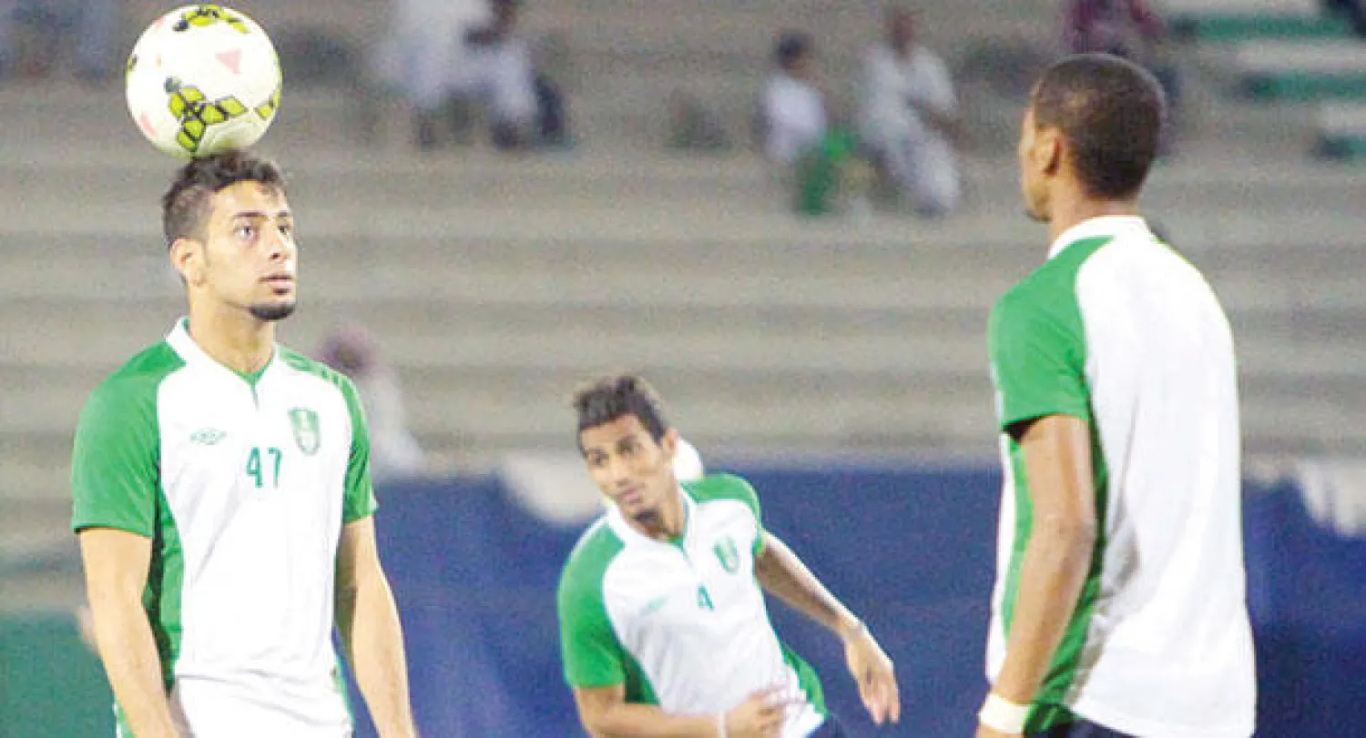 مصطفى بصاص يداعب الكرة خلال مران الأهلي