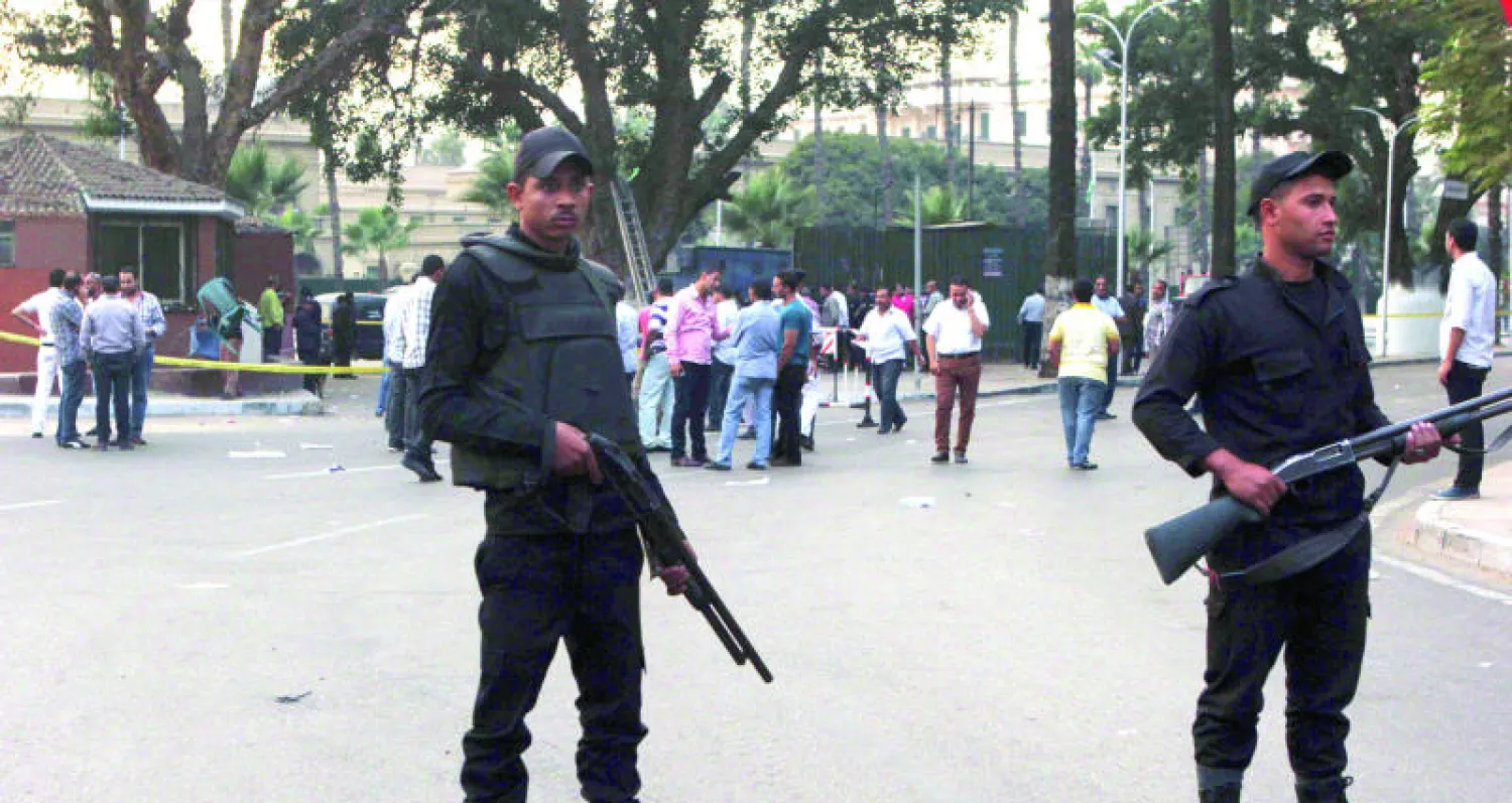 جنديان من الأمن المركزي خارج مداخل جامعة القاهرة أمس (أ.ب)