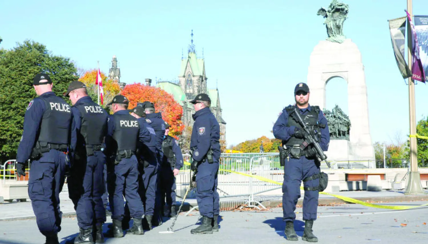 جنود كنديون قرب نصب الجندي المجهول في أوتاوا قبل زيارة رئيس الوزراء ستيفن هاربر وزوجته أمس (رويترز)