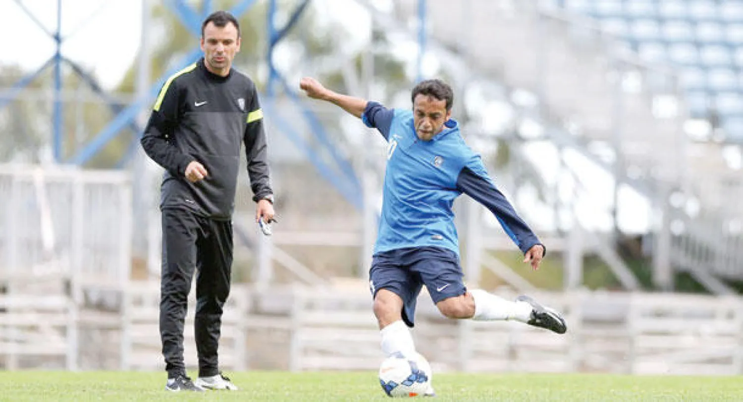 الشلهوب يجرب التسديد على المرمى خلال تدريبات الهلال أمس