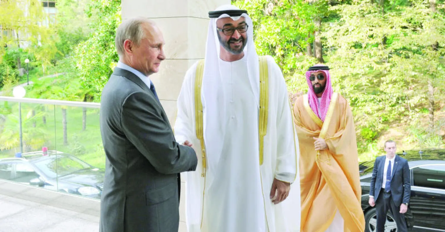 الرئيس الروسي فلاديمير بوتين لدى استقباله ولي عهد أبوظبي الشيخ محمد بن زايد في سوتشي أمس (إ.ب.أ)