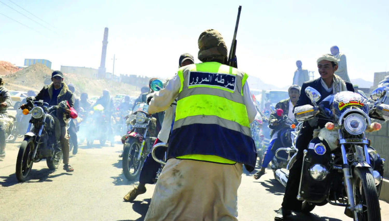 عنصر من جماعة الحوثي يعمل على تنظيم سير مظاهرة معارضة بالدراجات النارية ضد قرار لحظرها أمس في صنعاء (إ.ب.)