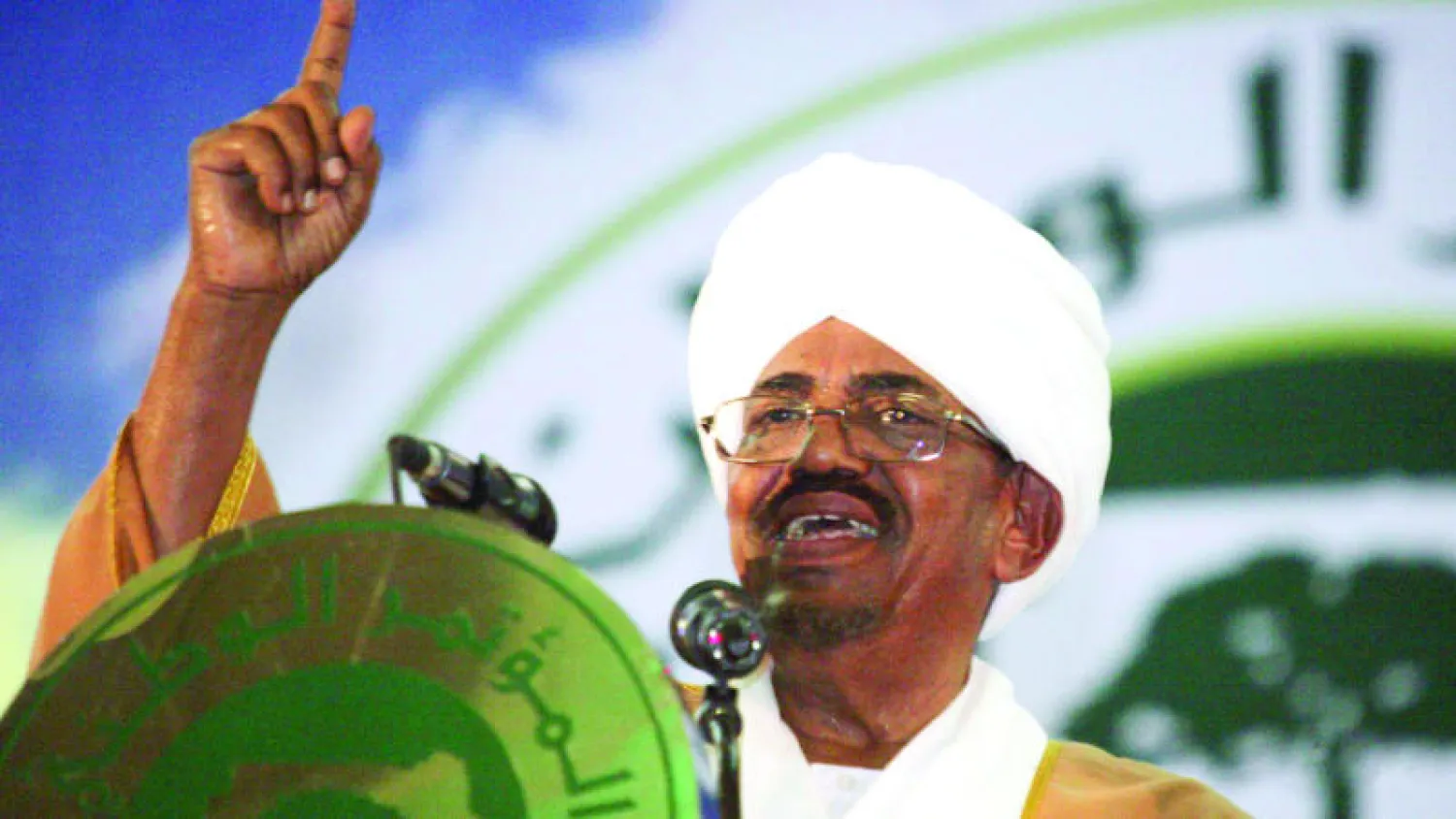 الرئيس السوداني عمر البشير أثناء إلقاء كلمته في المؤتمر العام للحزب الحاكم في الخرطوم أمس (رويترز)