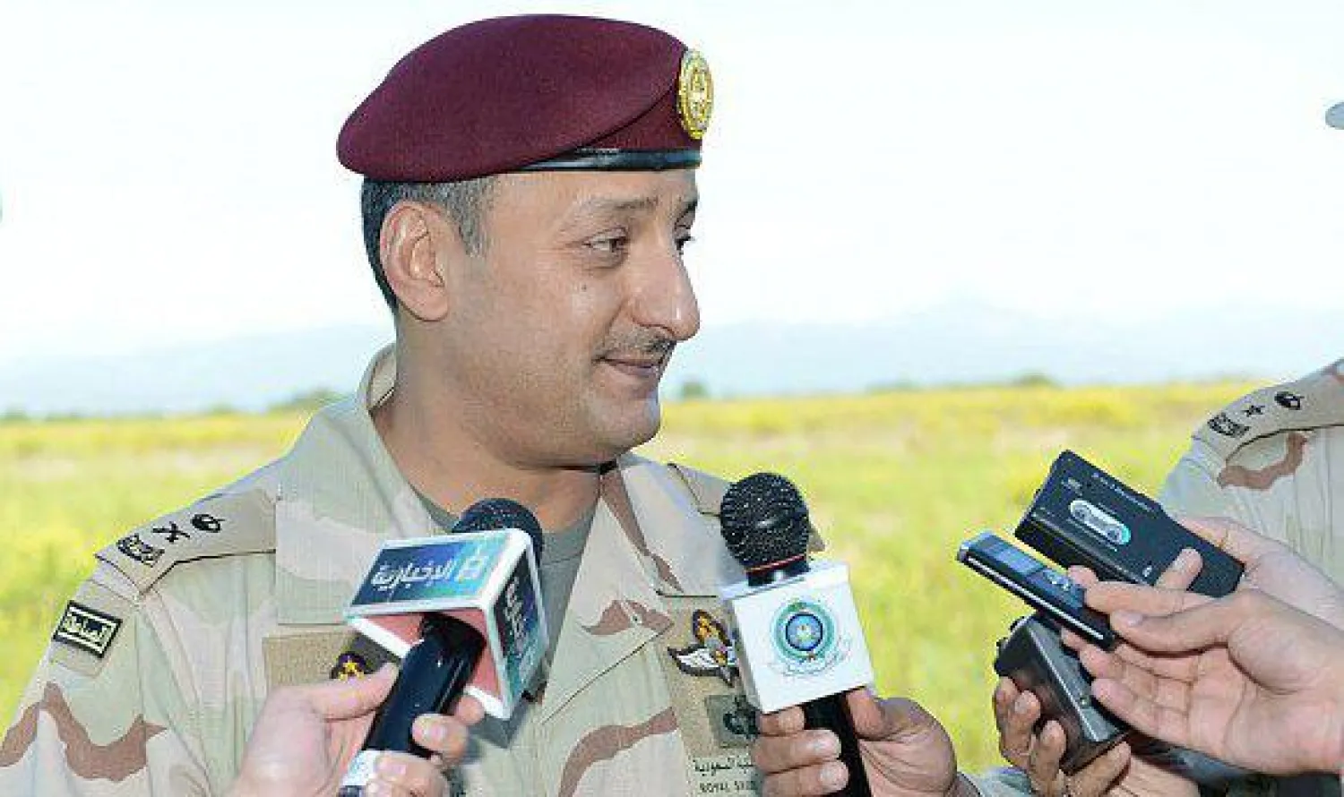 الأمير اللواء الركن فهد بن تركي يتحدث للصحفيين بأحد مواقع التمرين