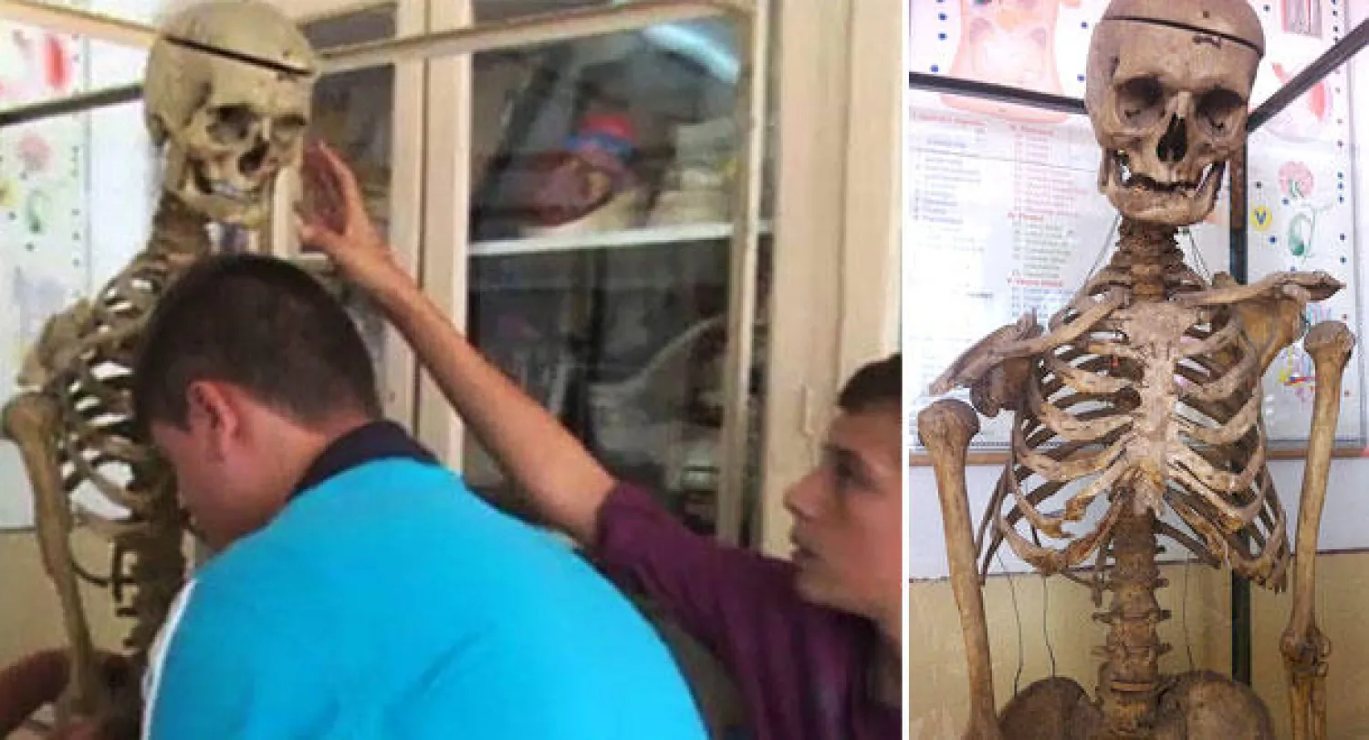 أستاذ العلوم يعلق في صفه بعد مماته لاستكمال الدراسة