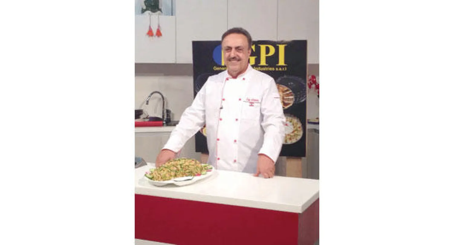 الشيف أنطوان في مطبخه أثناء تقديم أحد برامجه التلفزيونية