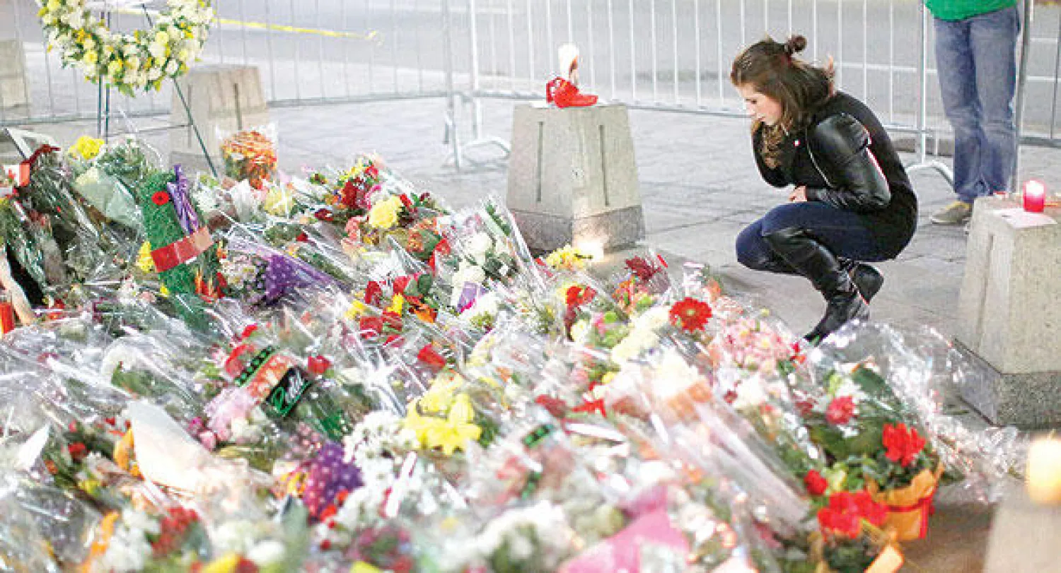 باقات ورود قرب نصب الجندي المجهول في أوتاوا الكندية (رويترز)