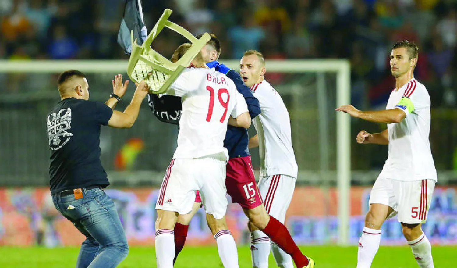 اللقاء بين صربيا وألبانيا في التصفيات الأوروبية بعد تحوله إلى معركة ساخنة
