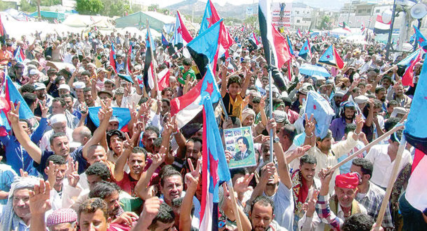 أدى الآلاف من أنصار «الحراك الجنوبي» صلاة الجمعة أمس التي سموها «جمعة الغضب» في ساحة العروض بخور بمحافظة عدن كبرى المدن اليمنية الجنوبية  في خطوة تصعيدية نحو المطالبة بالاستقلال واستعادة دولتهم الجنوبية التي قالوا إن نظام الشمال في صنعاء قد سلبها منهم بعد حرب طاحنة في عام 1994 (إ.ب.أ)