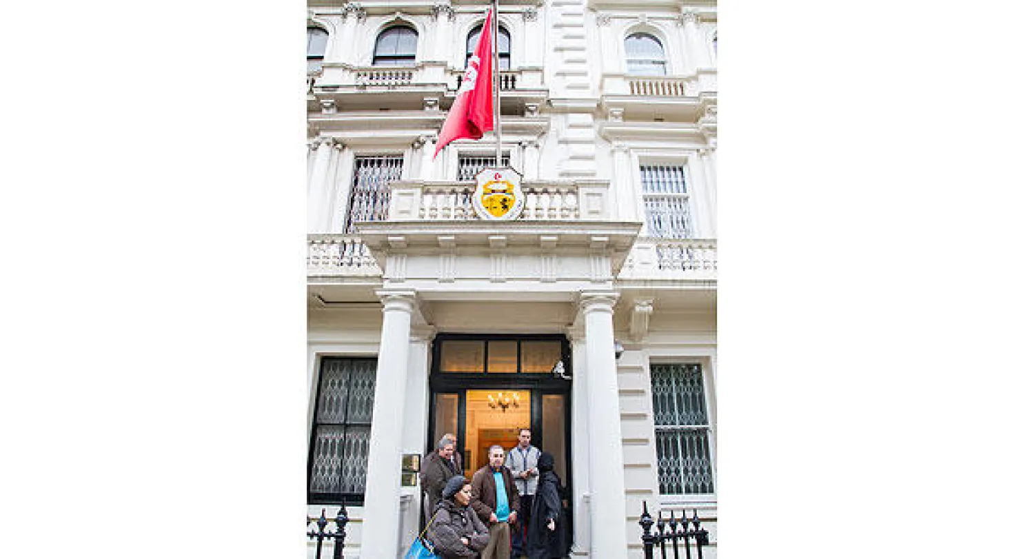 تونسيون أمام السفارة التونسية في لندن حيث جرى التصويت للانتخابات التشريعية أمس (تصوير: جيمس حنا)