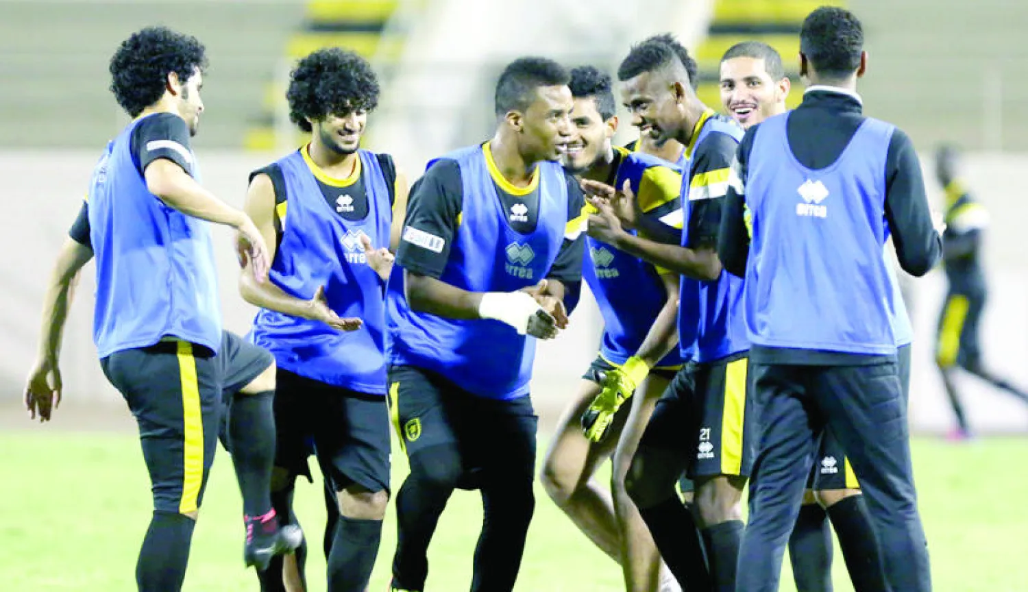 نور قائد الاتحاد يداعب زملاءه في استعداداتهم الأخيرة للنصر