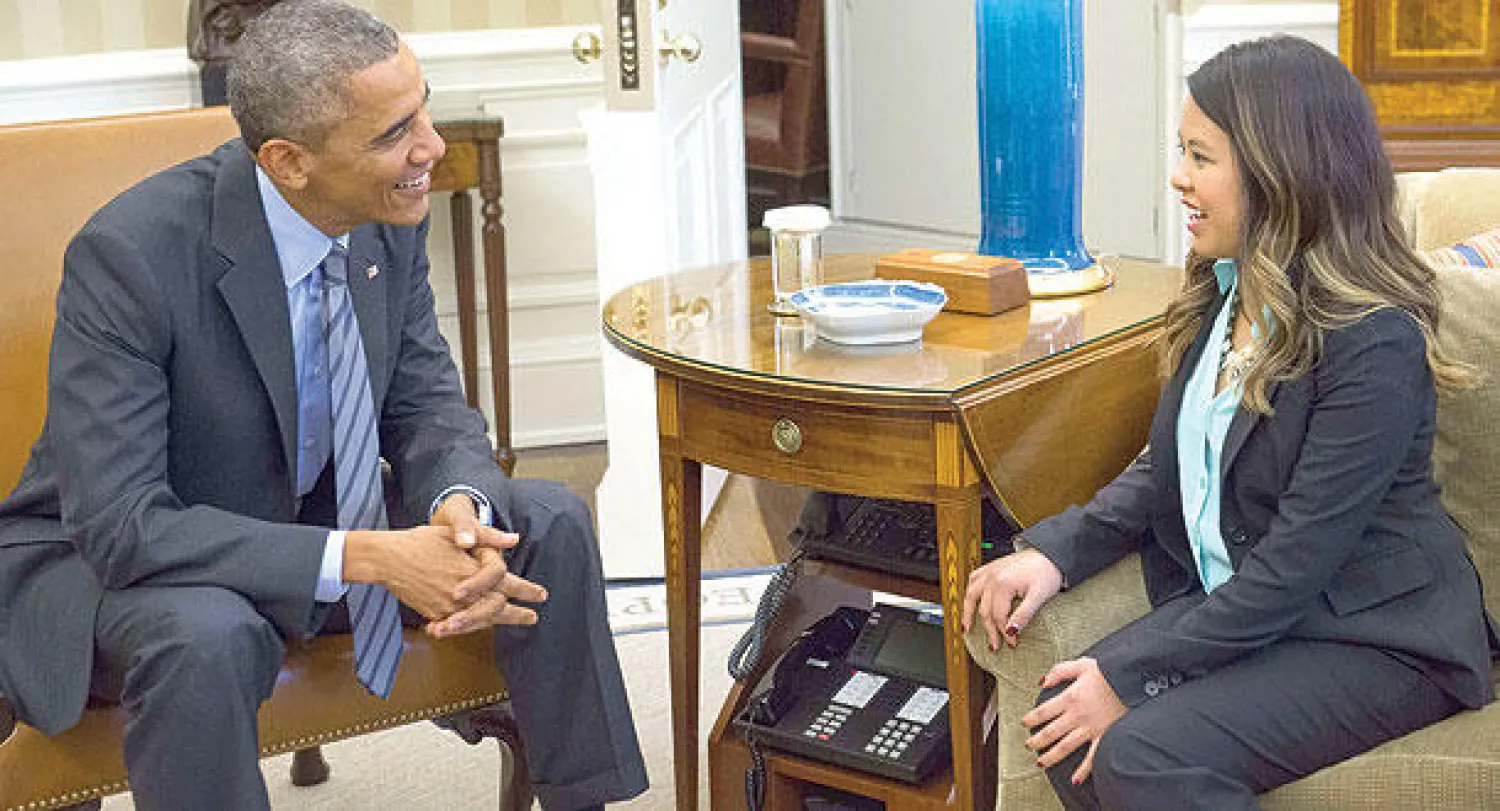 الرئيس الأميركي باراك أوباما أثناء اجتماعه في البيت الأبيض أمس مع الممرضة نينا فام التي أعلن عن تعافيها من إيبولا  بعدما كانت أصيبت بالفيروس في دالاس (أ.ف.ب)