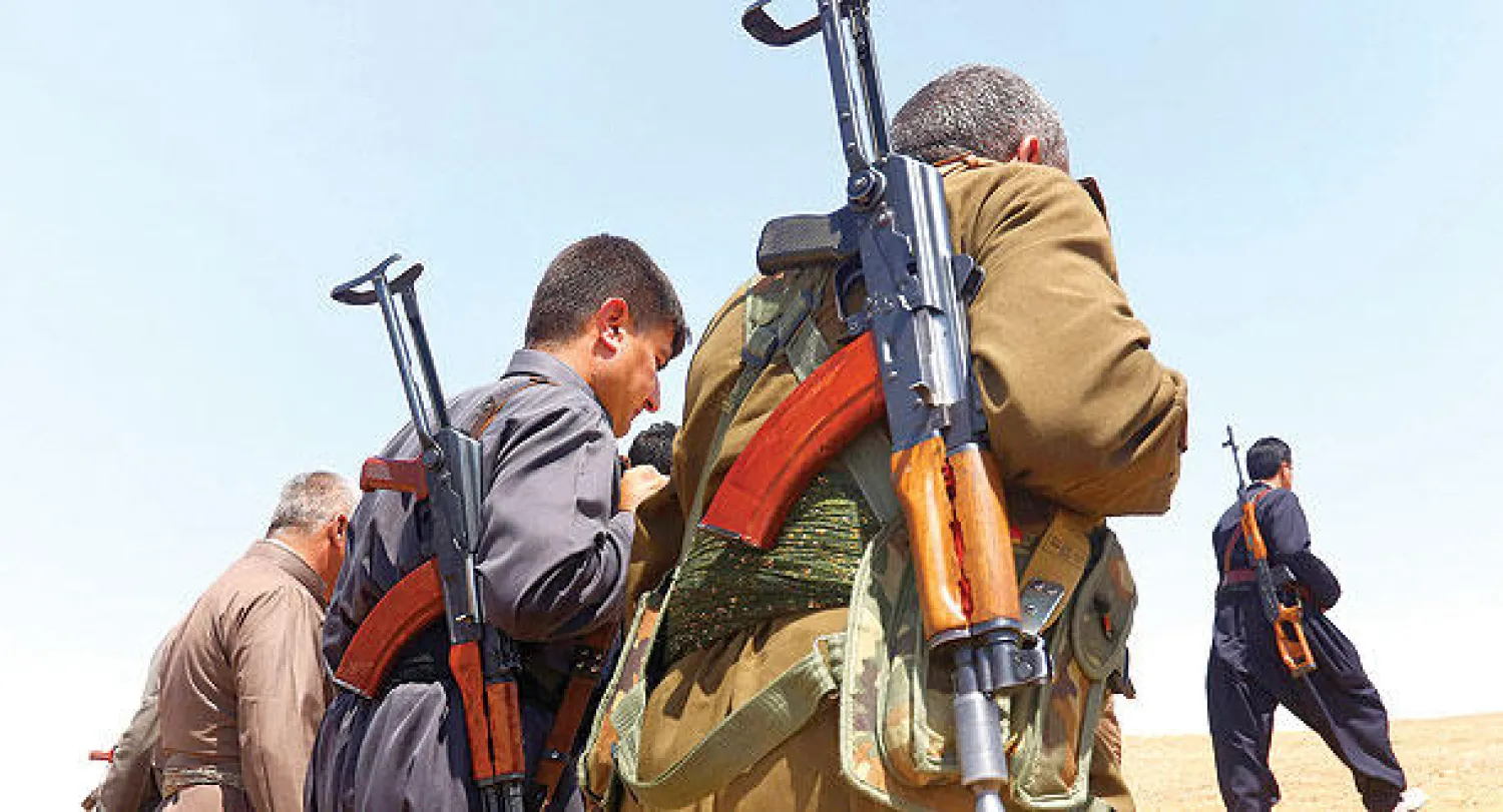 قوات من البيشمركة الكردية خلال دورية  في ضواحي شمال مدينة الموصل  (ا.ف.ب)