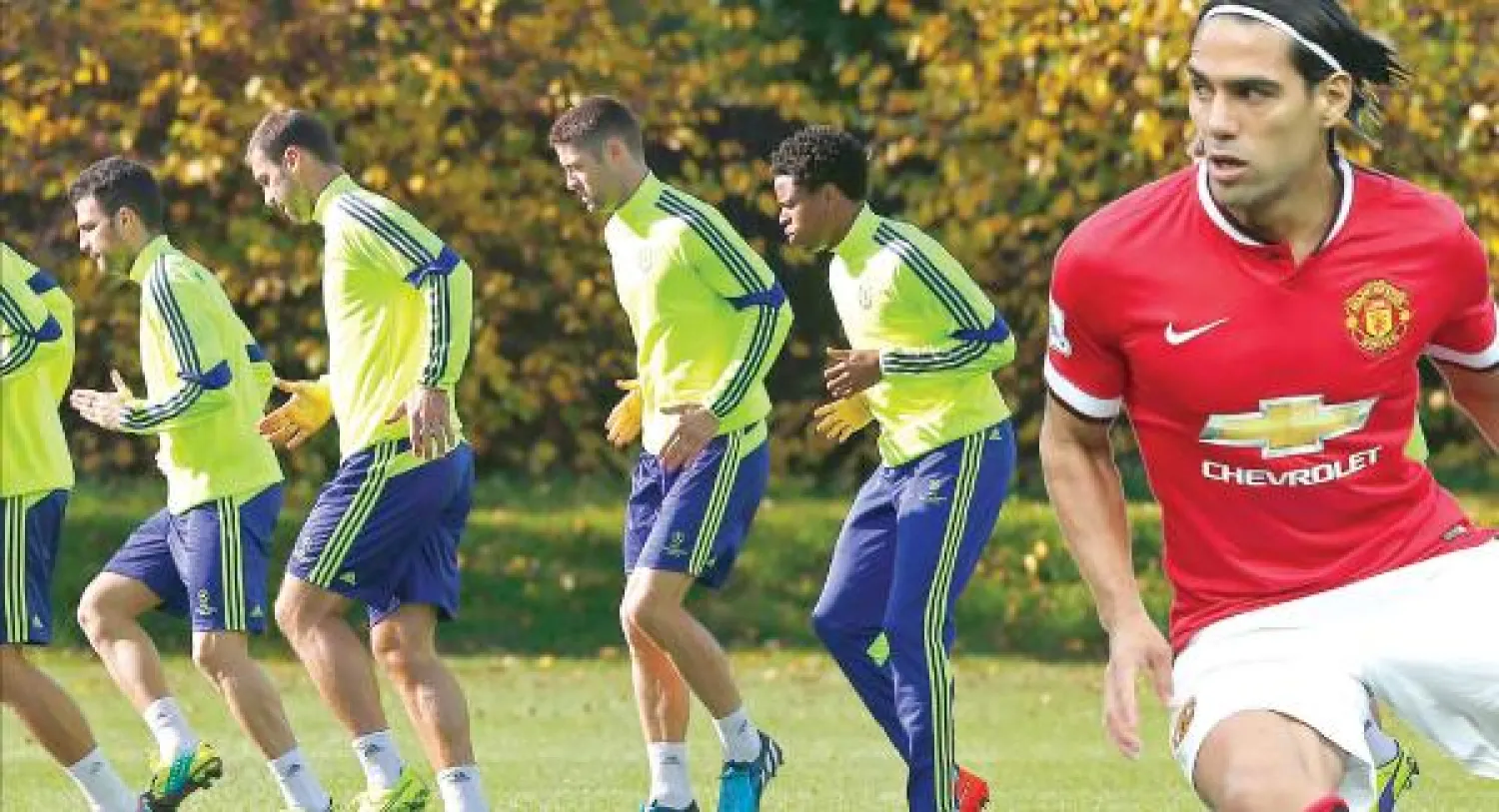 فالكاو مهاجم  يمكن أن يغير حظوظ يونايتد، و تشيلسي يسعى لتعزيز صدارته (رويترز)