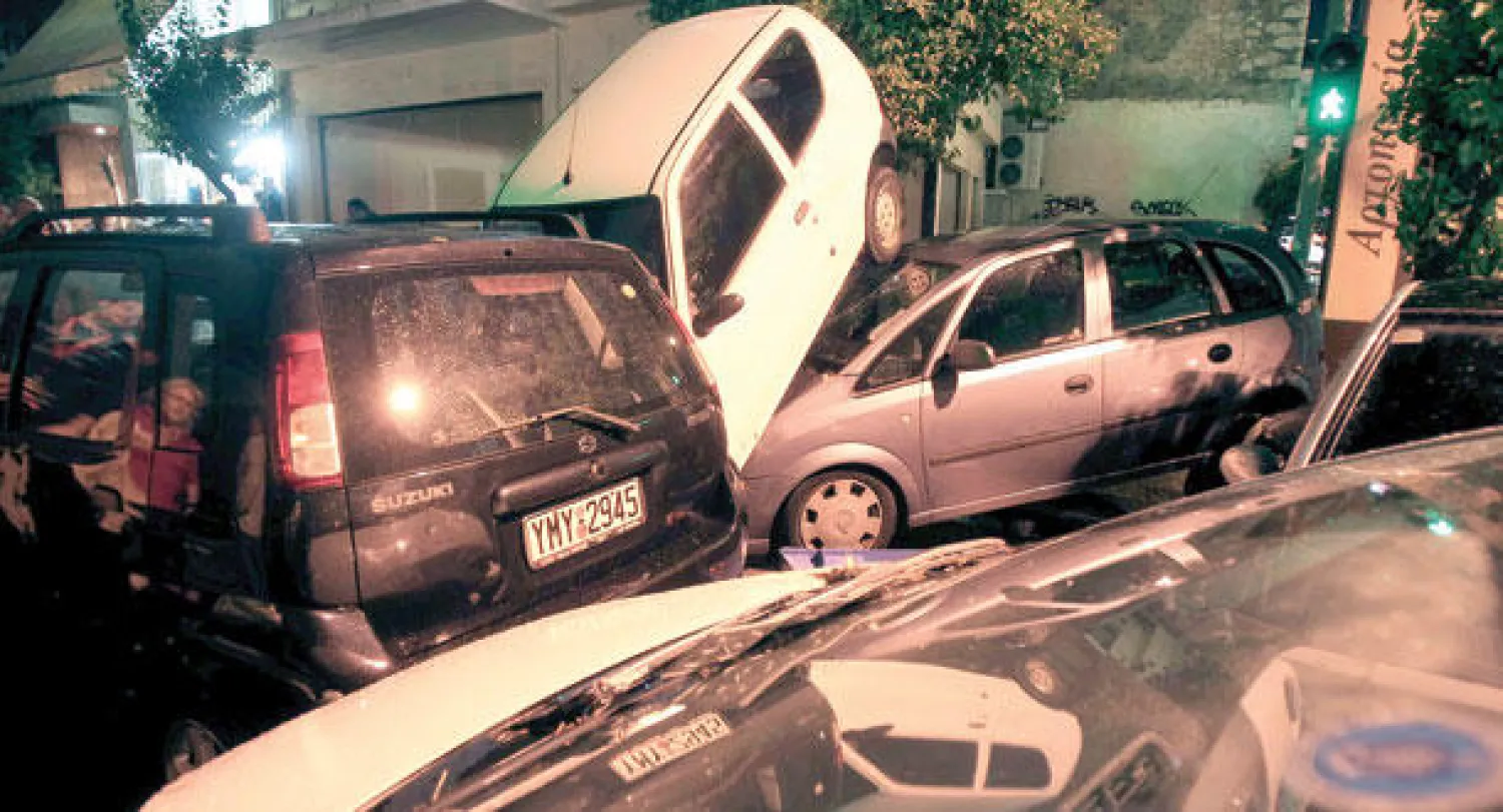 شهدت الشوارع العامة تراكم السيارات نظرا لغمر الأنفاق بالمياه. (إ.ب.أ)