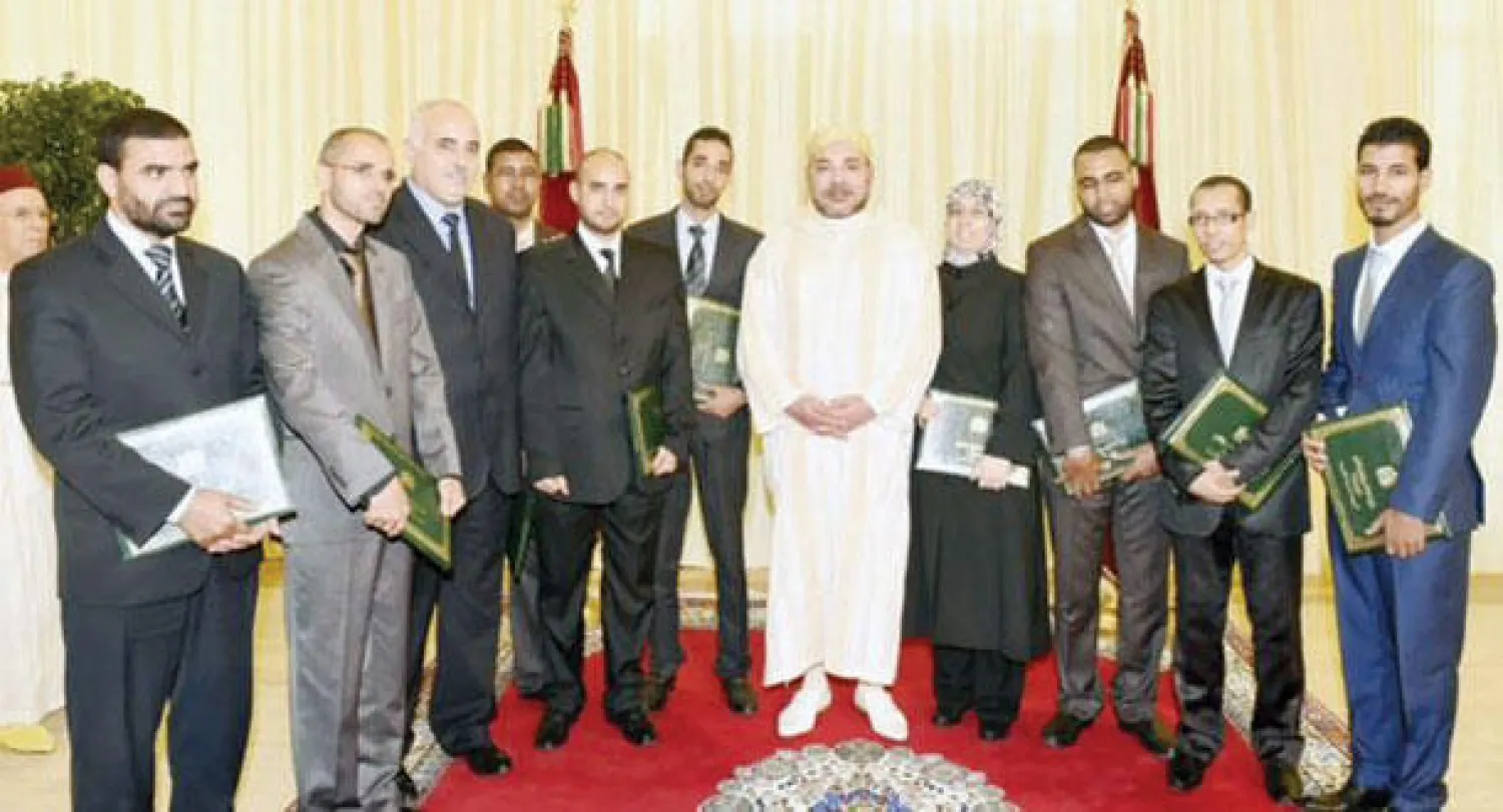 العاهل المغربي الملك محمد السادس يتوسط خريجي اكاديمية الفنون التقليدية (ماب)