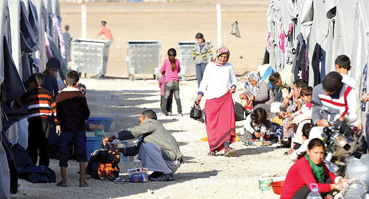 جانب من مخيم للاجئين السوريين الذين فروا من كوباني إلى منطقة سوروج التركية في محافظة أورفة الحدودية أمس (إ.ب.أ)