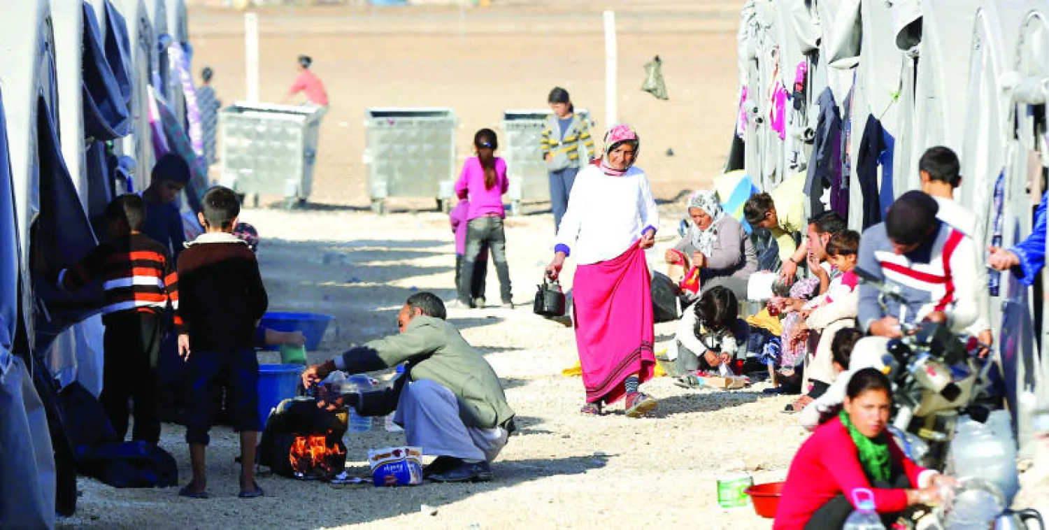 جانب من مخيم للاجئين السوريين الذين فروا من كوباني إلى منطقة سوروج التركية في محافظة أورفة الحدودية أمس (إ.ب.أ)