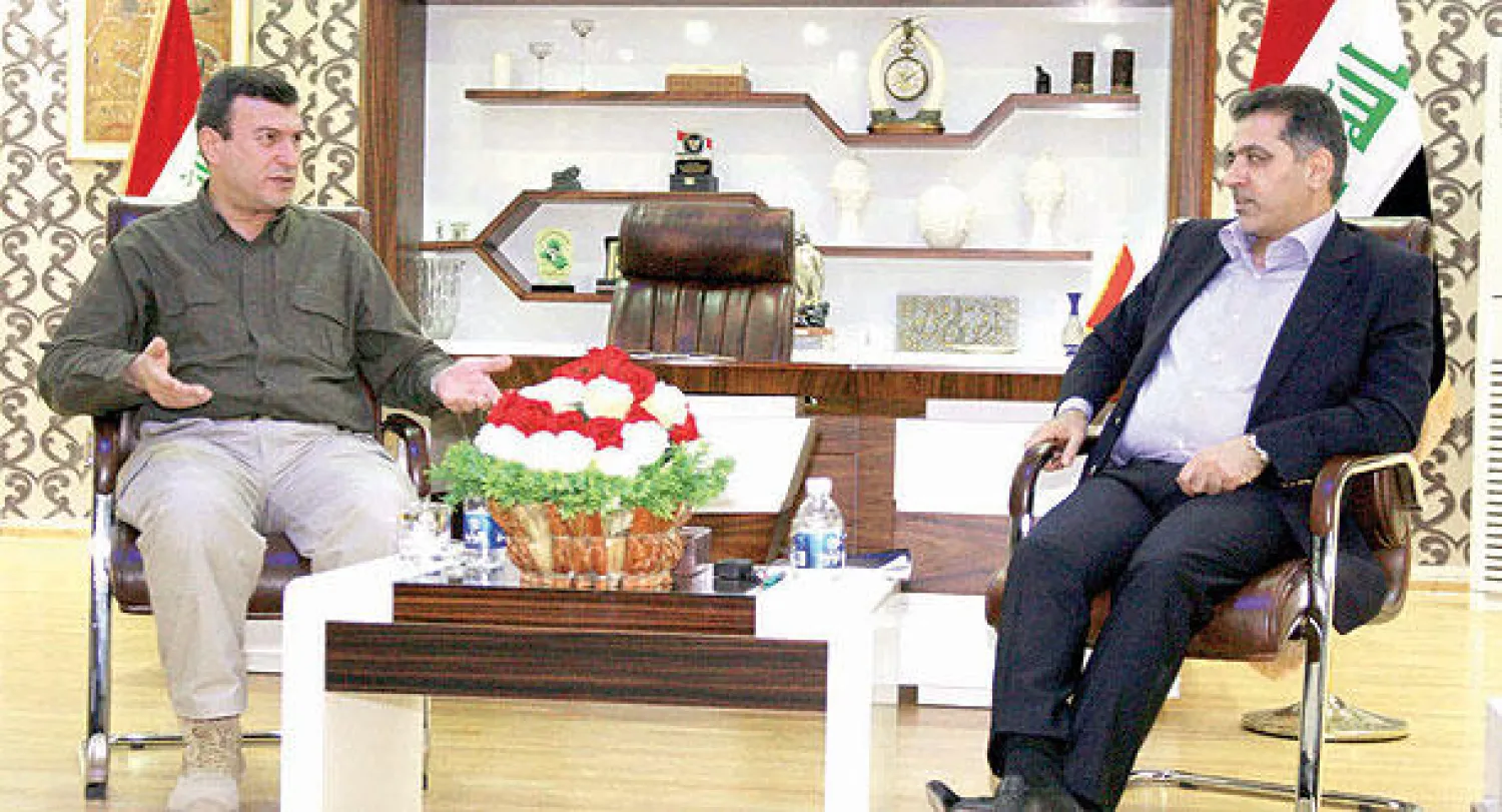 وزير الداخلية العراقي الجديد محمد سالم الغبان (يمين)  يجتمع مع المحافظ عقيل الطريحي في كربلاء أمس (رويترز)